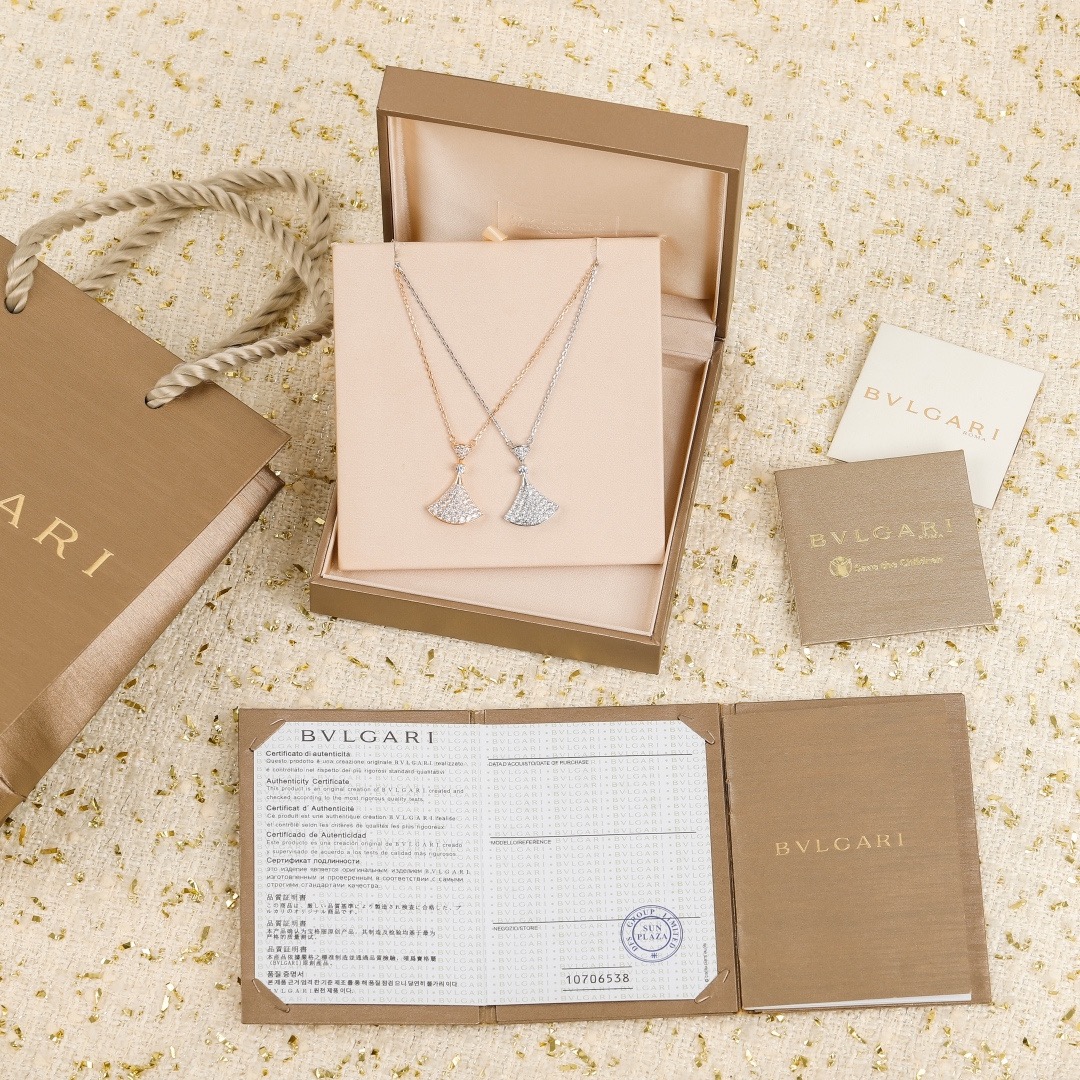 NO:705142,Small skirt full of diamond necklace DIVAS’ DREAM series necklace embodies Italian elegance and charm, releasing the power of women with a mysterious and unforgettable temperament. The charming and exquisite jewelry is decorated with fan-shaped patterns, drawing inspiration from the mosaic decoration of Caracalla Baths in Rome. It uses modern fashion design and the bright light of precious gemstones to highlight the historical origin between Bao@Li and the 'Eternal City' Rome. DIVAS'  DREAM series necklace, made of 18K rose gold, set with a central round brilliant-cut diamond and decorated with pavé diamonds. All stones are hand-set by professional masters with more than ten years, super heavy work, fine jewelry, skirts, necklace19860909小裙子满钻项链 DIVAS’DREAM系列项链体现意式优雅魅力,以神秘且令人难以忘怀的气质,释放女性力量.魅力四射的精致珠宝饰以扇形图案,从罗马卡拉卡拉大浴场(CaracallaBaths)的马赛克装饰中汲取灵感,以现代时尚设计和珍贵宝石的璀璨光芒彰显宝@丽同”永恒之城”罗马之间的历史渊源.DIVAS‘ DREAM系列项链,18K玫瑰金材质,镶嵌一颗中央圆形明亮式切割钻石,饰以密镶钻石.所有的石头都是十年以上专业的老师傅手工镶嵌,超级重工,饰品精品,skirts,necklace,Jewelry