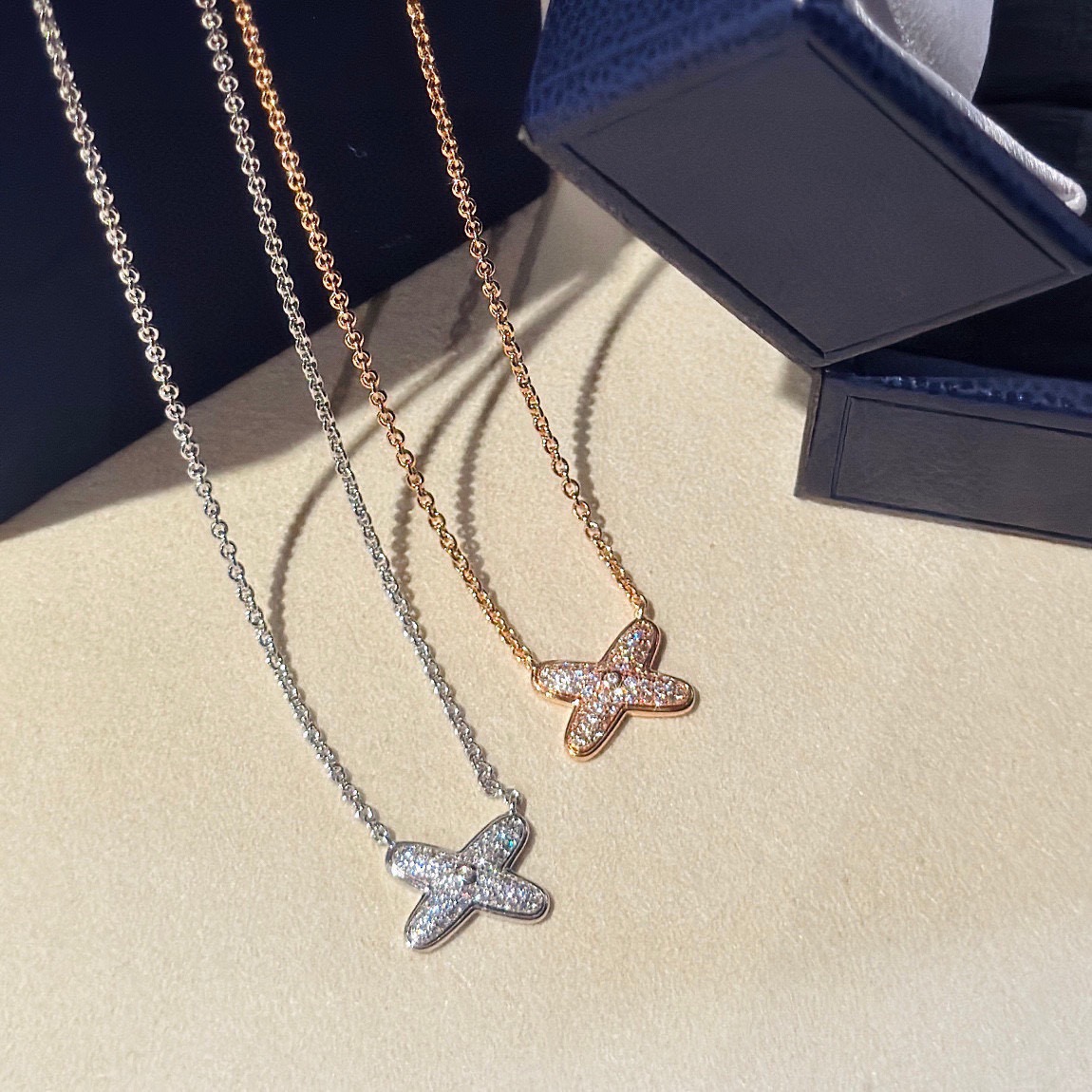 NO:705134,Chaumet's Liens cross-cut diamond necklace is one of the most classic and durable styles. Selected materials imported from Germany are electroplated with thick gold. It is gentle and charming. Platinum and rose gold, electroplated with thick and bold necklaces, fine jewelry, necklaces.19860909尚美Liens缘系 交叉 满钻 项链 最最最经典耐看的款式没有之一 精选德国进口材质电镀厚金 温婉动人气质爆棚 白金玫瑰金 电镀厚 加粗 项链,饰品精品,necklace,Jewelry