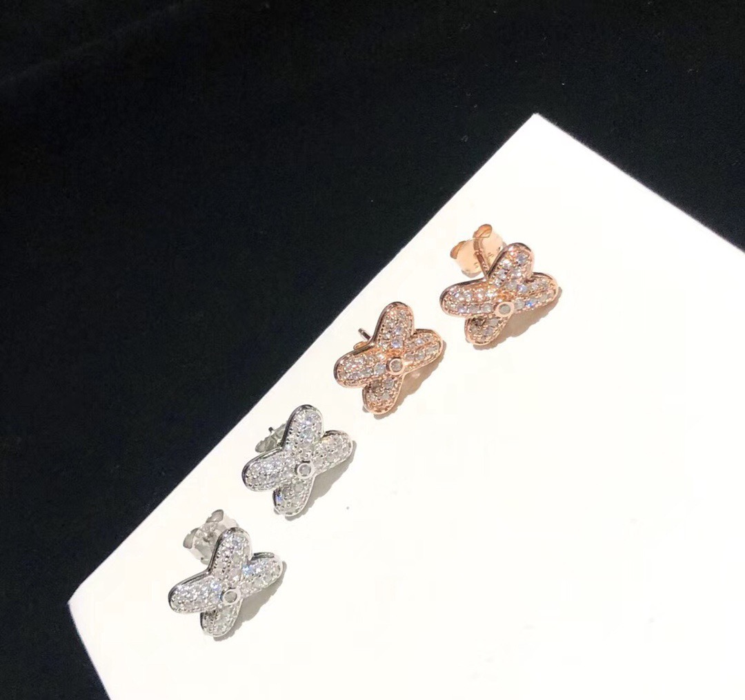 NO:705135,Chaumet's Liens crossover earrings are one of the most classic and durable styles. Selected materials imported from Germany are electroplated with thick gold. They are gentle and charming. Platinum and rose gold, exquisite jewelry.19860909尚美Liens缘系 交叉 满钻 耳钉 最最最经典耐看的款式没有之一 精选德国进口材质电镀厚金 温婉动人气质爆棚 白金玫瑰金,饰品精品,Jewelry