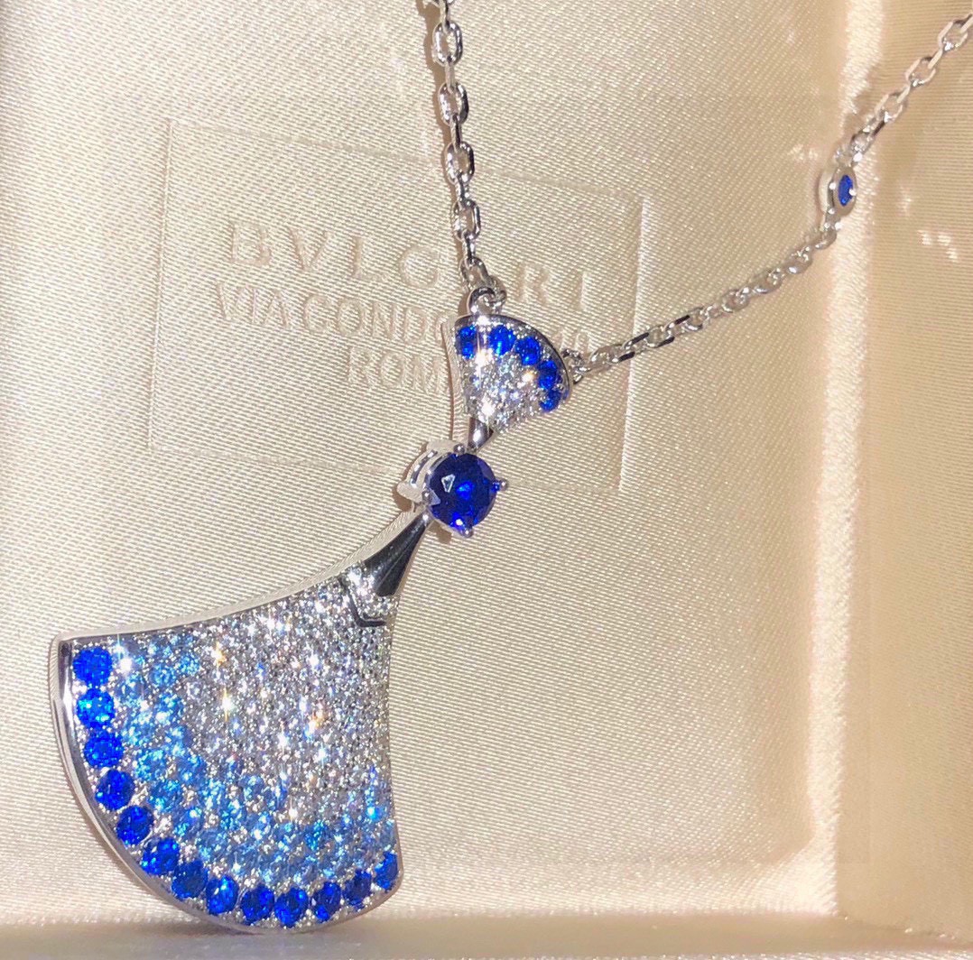 NO:705141,Bvlgari diva’s latest sapphire skirt large necklace Z00+ is developed by ZP, the only company that truly purchases jewelry. The DIVAS’ DREAM series of necklaces embodies Italian elegance and charm, releasing female power with a mysterious and unforgettable temperament. DIVAS’  DREAM series necklace, high-end customized electroplated 18K gold material, inlaid with a central round pink sapphire and round pink sapphire, decorated with pavé diamonds. All stones are hand-set by professional masters with more than ten years. A total of 15 different sizes of gradient stones are used to set them. Super heavy work, fine jewelry, bvlgari, skirts, necklace19860909宝格丽 diva 最新 蓝宝石 裙子大号项链 Z00+认准唯一一家真正购入珠宝类ZP开发 DIVAS’DREAM系列项链体现意式优雅魅力,以神秘且令人难以忘怀的气质,释放女性力量. DIVAS‘ DREAM系列项链,高端定制电镀18K金材质,镶嵌一颗中央圆形粉色蓝宝石和圆形粉色蓝宝石,饰以密镶钻石.所有的石头都是十年以上专业的老师傅手工镶嵌,一共使用了15款不同尺寸的渐变石头镶嵌而成,超级重工,饰品精品,bvlgari,skirts,necklace,Jewelry