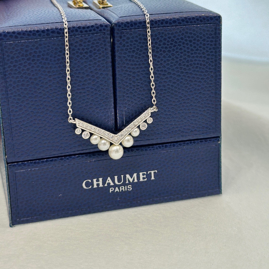 NO:768437,Shangmei's classic V-shaped pearl necklace is suitable for you. It is unique and customized with our love engraving and high-end custom micro-setting technology. We hope to win the heart of one person and stay together forever. It is most suitable for couples who pursue individuality to find your love witness. Necklaces, jewelry boutiques, necklaces19860909尚美 经典 V字 珍珠项链,与你相配,以我们的爱情镌刻定制独一无二,高端定制微镶工艺 愿得一人心,白首不相离.最适合追求个性化的爱侣寻找你的爱情见证.项链,饰品精品,necklace,Jewelry