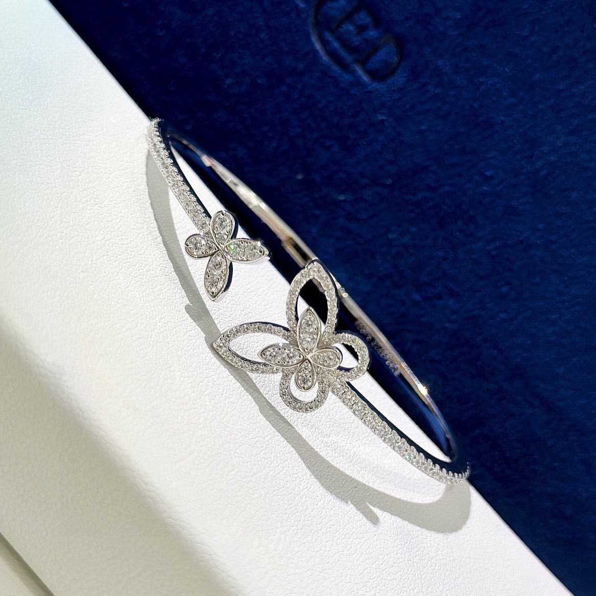 NO:768469,Graff Double Butterfly Full Diamond Bracelet Jewelry uses the most advanced zircon, lifelike and exquisitely cut, high-end custom inlaid with high carbon diamonds, bling bling, super heavy and graceful design, luxurious and noble, comfortable to wear, generous and beautiful, fine jewelry, graff, bracelet19860909格拉夫 双蝴蝶 满钻手镯珠宝 采用最顶尖的 锆石 栩栩如生,精工的切割 高端定制镶嵌高碳钻 bling bling 超级重雍容的设计,奢华高贵,佩戴舒适 大方漂亮,饰品精品,graff,bracelet,Jewelry