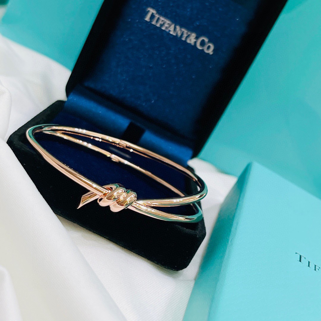 NO:768502,Tiff Hot Style Yuan Series Glossy Knotted Bracelet High-end Customization Overseas Orders Fashionable and chic knotted knot symbolizes the unique connection between two people Eternal Rose Gold Bracelet, jewelry boutique, bracelet19860909Tiff 爆款 缘系列 光面 打结 手镯 高端定制 国外订单 以时尚别致缠绕绳结象征两人之前的特有连结 永恒不变 玫瑰金 手镯,饰品精品,bracelet,Jewelry
