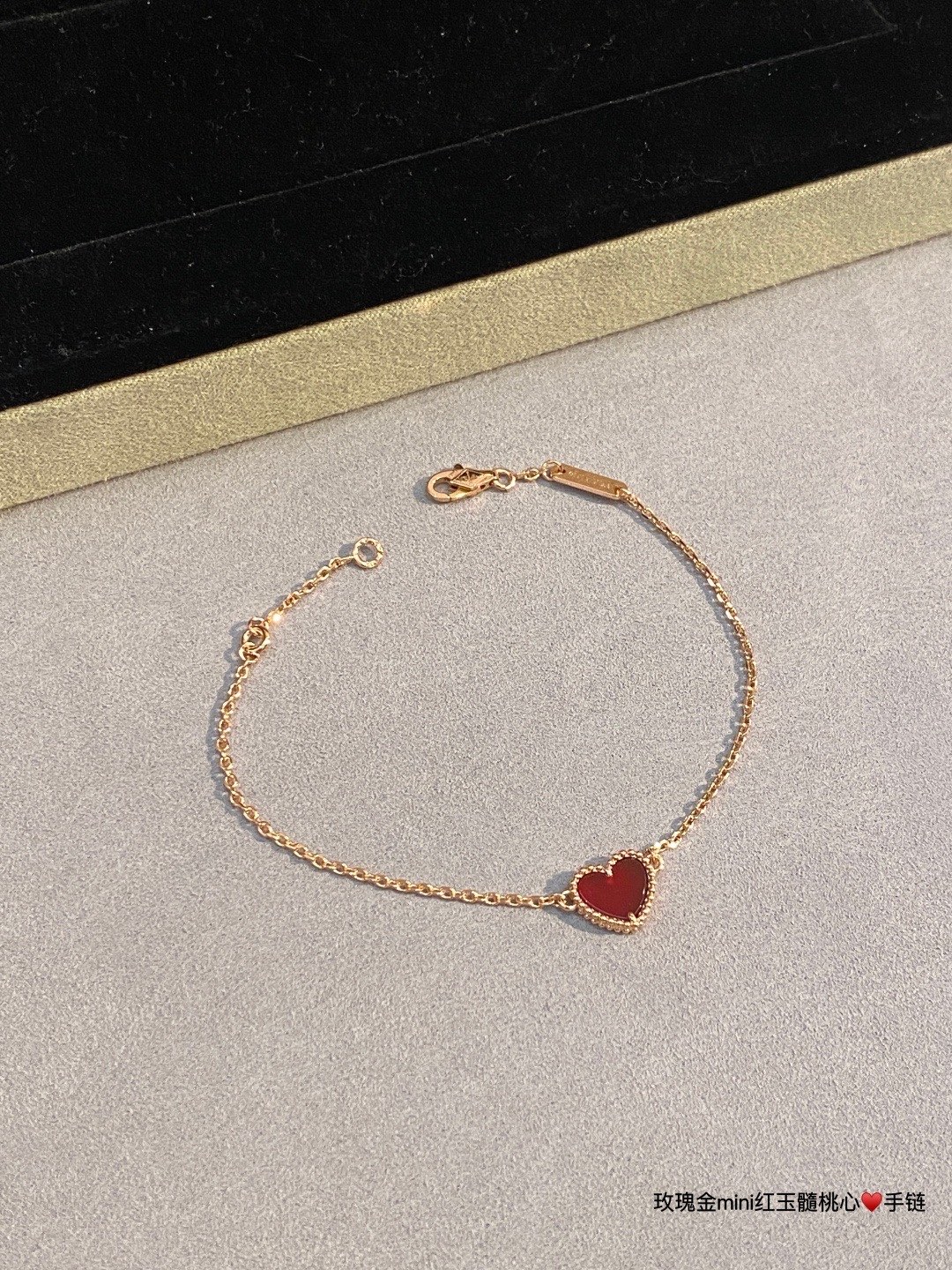 NO:724120,Happy Heart Series Love Carnelian Bracelet, joyful heartbeat, yearning for freedom, are all the coveted beauty in this midsummer season. A spontaneous girl who lives her own life, mini love bracelet., jewelry boutique, bracelet19860909Happy Heart系列爱心红玉髓手链,愉悦的心跳,自由的向往,都是这个盛夏时节里令人憧憬的美好. 活出自我的率性少女,mini爱心手链.,饰品精品,bracelet,Jewelry