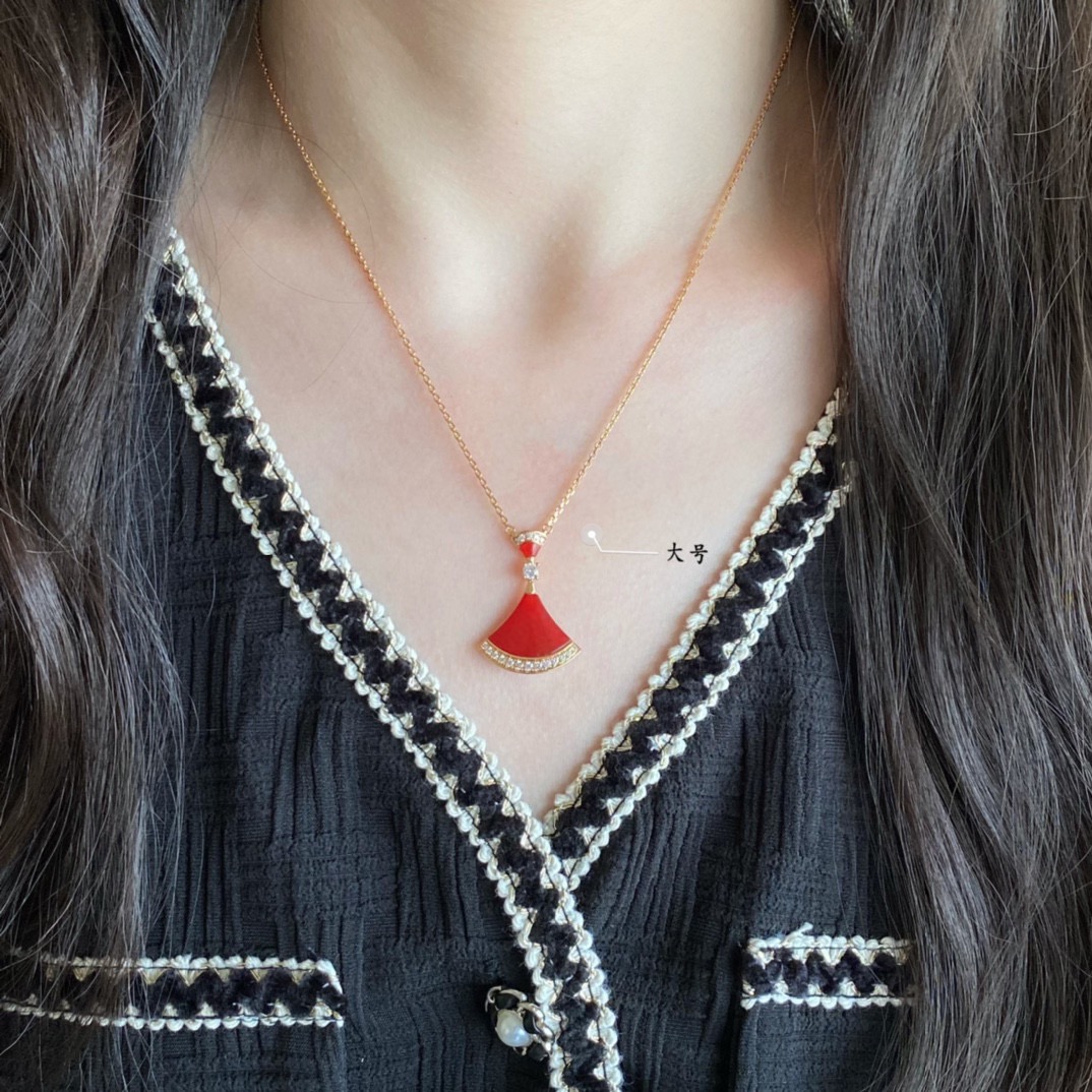 NO:724135,Bvlgari high-end mother-of-pearl large fan-shaped skirt necklace, original engraving, beautiful diva series, high-end, one-to-one customization, popular skirt fan-shaped, luxury and beautiful, boutique jewelry, bvlgari, skirts, necklace19860909宝格丽高级贝母大号扇形裙子项链 原版刻字 美腻 diva系列 高端 一比一定制火爆 裙子扇形 奢侈美丽,饰品精品,bvlgari,skirts,necklace,Jewelry