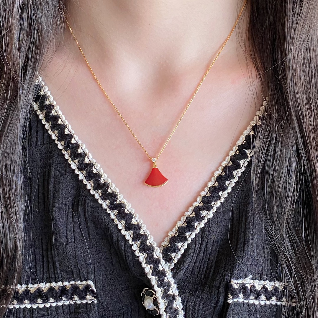 NO:724145,Bvlgari classic fan-shaped small skirt necklace, high-end original buckle, original engraving, beautiful small skirt diva series, one-to-one customization of necklaces is popular, small skirt fan-shaped necklace, luxurious and beautiful, jewelry boutique, bvlgari, skirts, necklace19860909宝格丽经典款扇形小裙子项链 高级原版扣 原版刻字 美腻 小 裙子 diva系列 项链一比一定制火爆 小裙子扇形 项链奢侈美丽,饰品精品,bvlgari,skirts,necklace,Jewelry