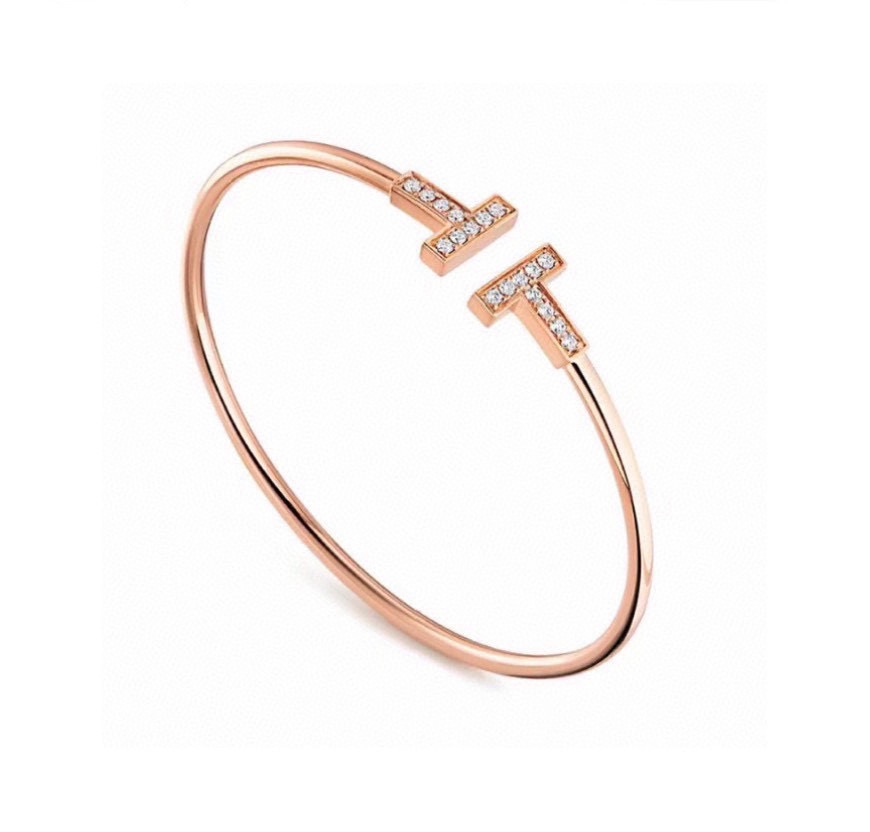 NO:724119,Tiffany Double T Bracelet with Diamonds Seiko Edition Double T Bracelet The texture is very good and I got full marks before shipping it to you. Zoom in to see the details. The version is super correct, the spacing of the elastic double T, the inlaid claws, the thickness and color of the gold plating. Gold color, rose gold, platinum, three colors to choose from, fine jewelry, tiffany, bracelet, gold, gold plating19860909蒂芙尼双t带钻手镯带钻 精工版双t手镯 质感非常好做到满分才给你们出货的,放大放大放大看细节吧版型超级正,弹力双t的间距,镶嵌的爪子,镀金的厚度和颜色 黄金色 玫瑰金 铂金 三色可选,饰品精品,tiffany,bracelet,gold,gold plating,Jewelry