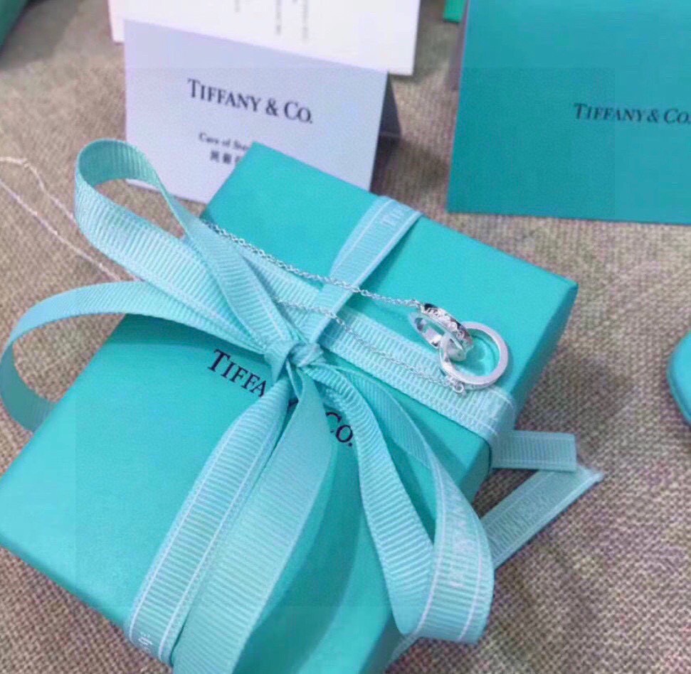 Tiffany & Co. 蒂芙尼Tiffany&Co.（1837双环）项链手链最新款 与 同步上新这款典雅迷人的圆形手链