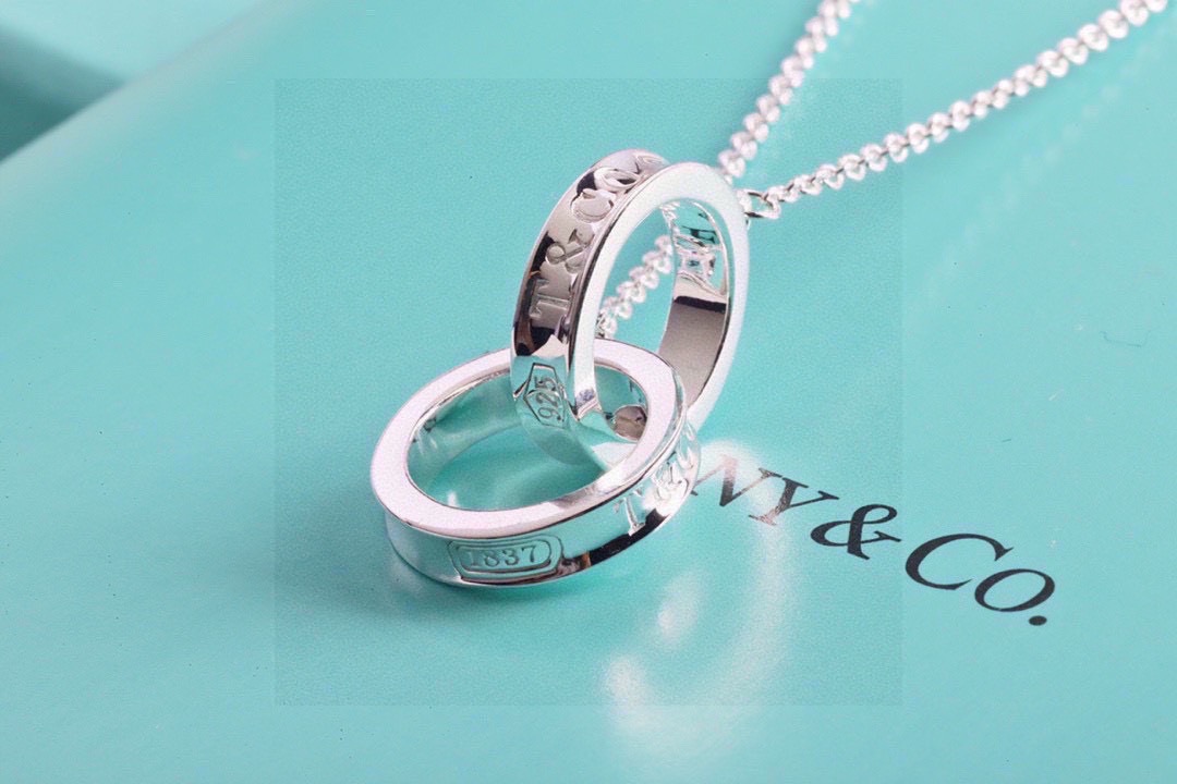 Tiffany & Co. 蒂芙尼Tiffany&Co.（1837双环）项链手链最新款 与 同步上新这款典雅迷人的圆形手链