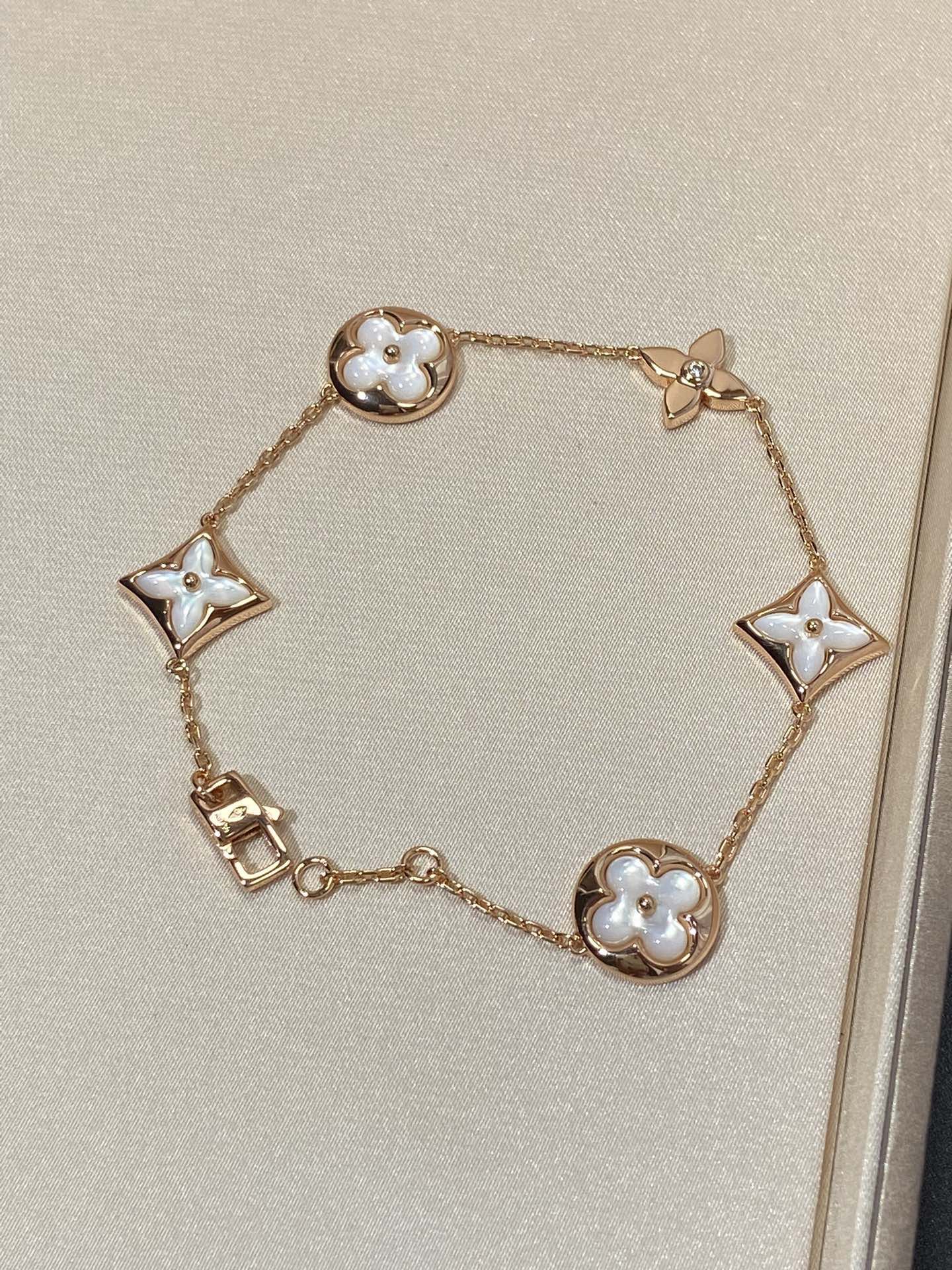 NO:724141,LV Color Blossom Series White Shell Five-Flower Bracelet Rose Gold Exquisite craftsmanship, perfect details, long-lasting color retention!  Beautiful flowers bloom in bright rose gold on white mother-of-pearl. The flowers are polished by hand. The uneven process takes several months. The connection between the metal and mother-of-pearl is very smooth, and the mirror polishing process makes the whole piece as shiny as a light bulb. You must pursue a good inlay process, otherwise it will look cheap~ It is super versatile, full of fairy spirit, and has a high return rate. This bracelet is absolutely indispensable for any outfit. Boutique jewelry, Louis Vuitton, Bracelet19860909LV Color Blossom系列 白贝五花手链 玫瑰金色 工艺细腻,细节完美,持久保色！ 美丽的花朵在白色珍珠母贝上绽放璀璨的玫瑰金,花朵均为手工打磨,凹凸有致的工艺需要数月之久,金属与贝母衔接的非常流畅,加上镜面抛光工艺,使得整体宛如灯泡一样富有光泽一定要追求好镶嵌工艺,不然就会显得廉价～ 超级百搭,仙气满满 ,回头率超级高,穿搭绝对不能少了这款手链,饰品精品,louis vuitton,bracelet,Jewelry