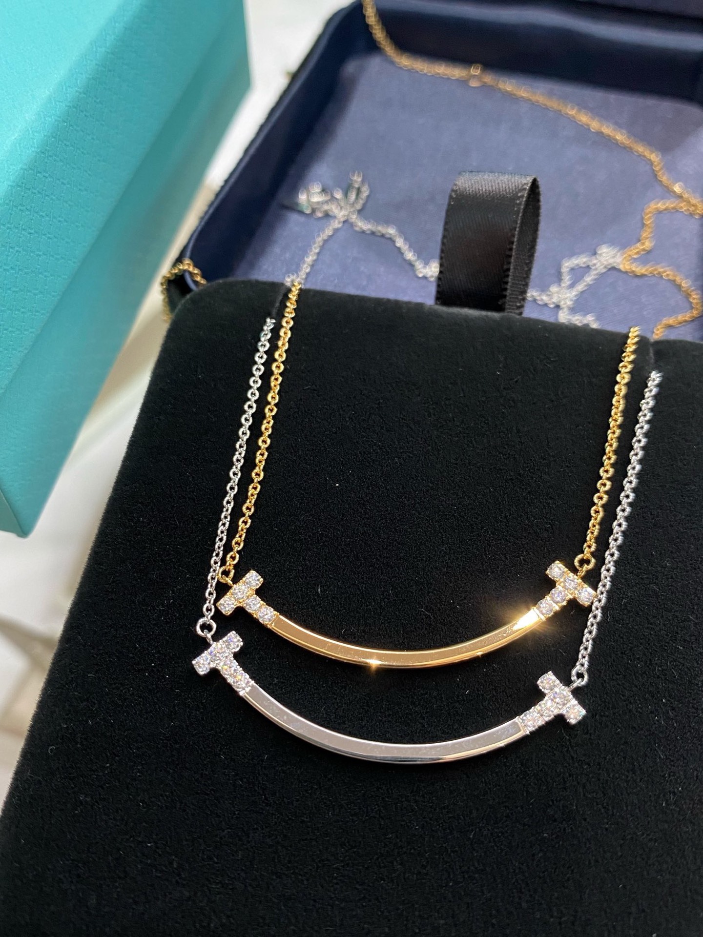 NO:724168,T's new model, CNC motorcycle version coarse version dotted diamond dimple smile necklace, rose gold, newly added platinum color smile smile necklace, the color of electroplating is beyond the color of genuine gold products, real shot details, the motorcycle version is horizontal and vertical, the thickness is also based on zp CNC perfect and infinitely close to the real gold texture and gloss, needless to emphasize, there is no diamond but it is more sparkling than diamond, electroplated thick gold spot, exquisite jewelry, necklace19860909T家新款,CNC机车版粗版点钻酒窝微笑项链,玫瑰金,新增白金配色smile笑脸项链,电镀的颜色超正金货的颜色,实拍细节看图,机车版横平竖直,厚度也是根据zp数控完美无限接近真金质感光泽度更不用强调,无任何镶钻但是比镶钻更闪,电镀厚金现货,饰品精品,necklace,Jewelry