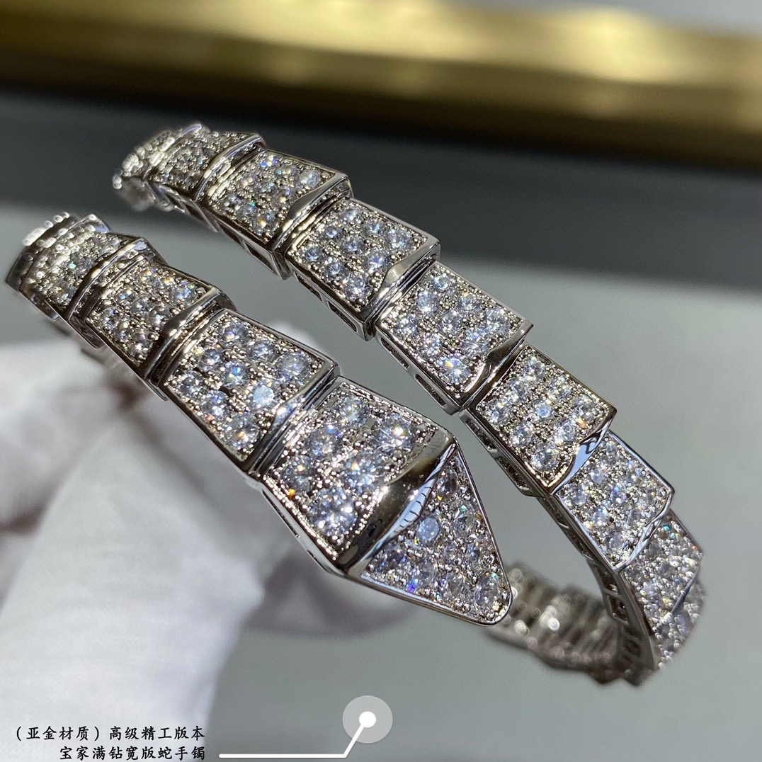 NO:724175,BVLGARI's wide version full-diamond snake bracelet has a delicate and enchanting line design, decorated with bright diamonds, making it domineering but also feminine!  ,Boutique jewelry,bottega veneta,bvlgari,bvlgari,bracelet19860909BVLGARI宝格丽宽版满钻蛇手镯细腻妖娆的线条设计,饰以明亮钻石让霸气也可以有女人味！,饰品精品,bottega veneta,bvlgari,bvlgari,bracelet,Jewelry