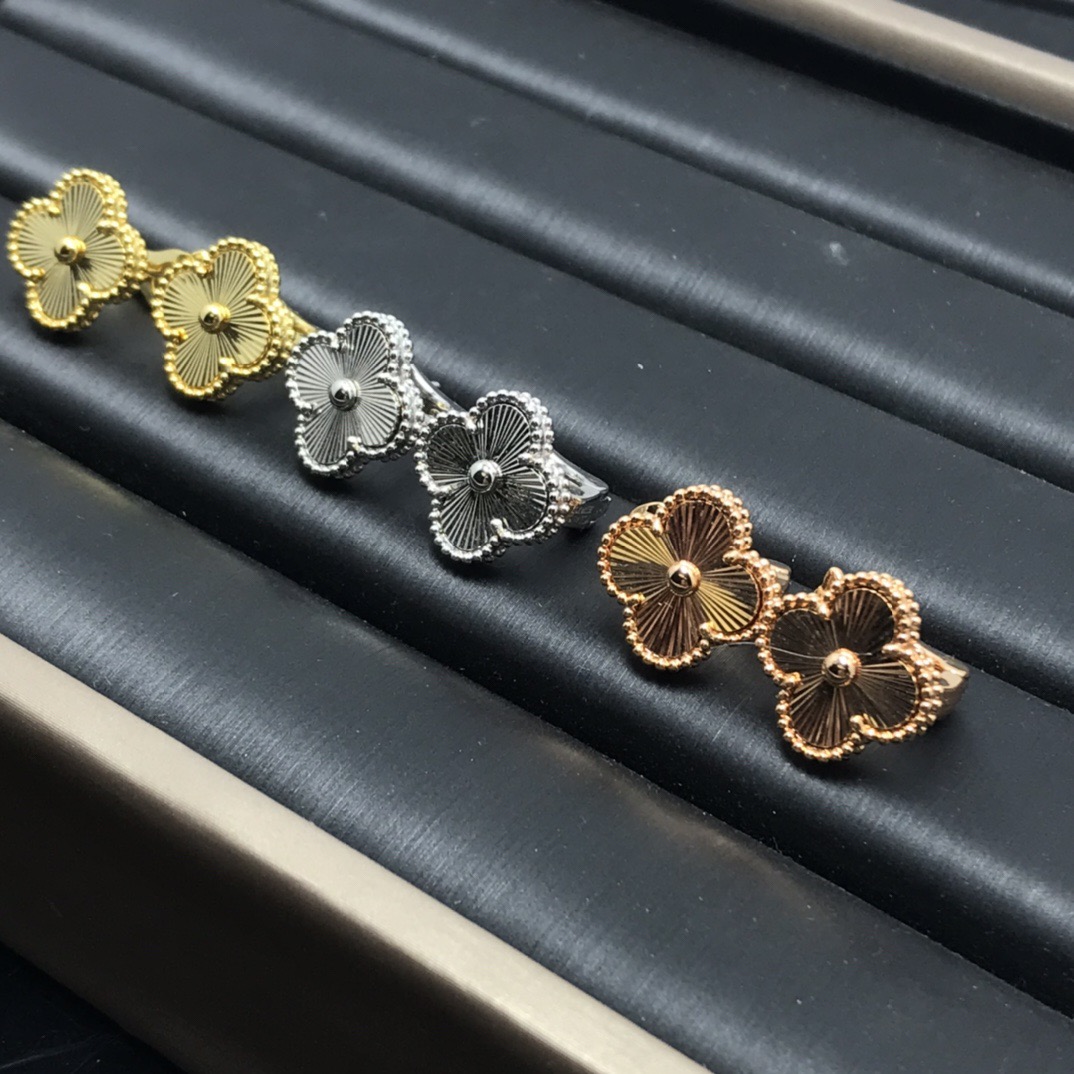 NO:768144,Fanjia laser four-leaf clover multi-refractive surface single flower ear pat lucky full gold engraved high-end electroplated 18K gold complex workmanship fine details original creation unique design makes people fall in love at first sight to wear beautiful electroplated thick gold earrings, fine jewelry, earrings19860909梵家 镭射 四叶草多折射面 单花 耳拍 幸运全金玑镂雕花高端电镀18K金 做工复杂 精工细节 原版打造设计独特教人一见倾心佩戴美美哒 电镀厚金耳环,饰品精品,earrings,Jewelry