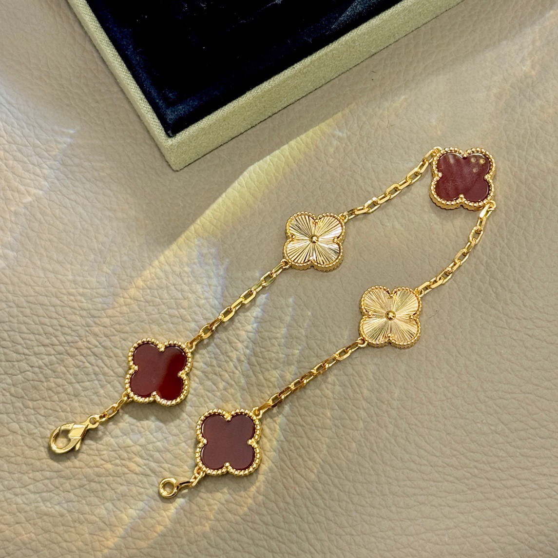 NO:768153,VCA Five-Flower Red Agate Laser Shot Bracelet Replace with a thicker chain. Made with heavy industry. Exclusively imported and solid without cutting corners. This makes each bracelet feel full, very high quality and particularly shiny. Bracelets, fine jewelry, bracelets.19860909VCA五花 红玛瑙 镭射手链 换粗链条 重工打造 独家进口实心不偷工减料 使得每个手链手感十足 非常有质量 特别闪 手链,饰品精品,bracelet,Jewelry