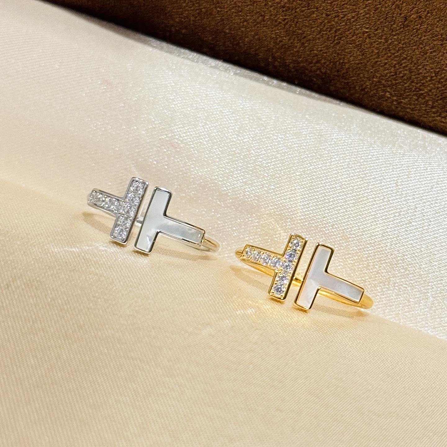 NO:768173,Two T series, asymmetrical white mother-of-pearl, open double T diamond ring, selected original imported material, electroplated with 18k gold, rose gold in all sizes, popular, out of stock, hand-made item. The classic double T ring is inlaid with white mother-of-pearl, creating a unique beauty!  The gentle and elegant mother-of-pearl neutralizes the tough geometric lines of the Double T, which is very pleasant. Platinum and rose gold. Rings, fine jewelry, rings.19860909Two T 系列 白贝不对称 开口双T钻石 戒指 精选原版一致进口材质电镀18k金 玫瑰金码数齐 火爆 断货款 人手单品 经典的双T戒指镶嵌白贝母,碰撞出别样的美感！温婉优雅的贝母中和了双T几何线条的硬朗,非常可人 铂金玫瑰金 码数齐 戒指,饰品精品,ring,Jewelry
