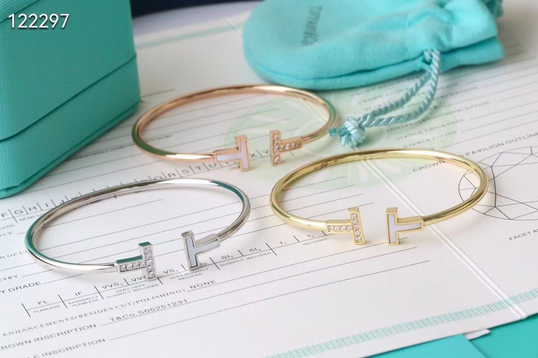 NO:768183,Tiffany CNC double T hand diamond high-end mother-of-pearl bracelet, the highest version. T Square rings and bracelets have more eye-catching and bold outlines. The bracelets can be worn independently or mixed and matched., jewelry boutique, tiffany, ring, bracelet19860909蒂芙尼CNC双T手镶钻高级贝母手镯,最高版本.T Square 戒指和手镯的轮廓更醒目大胆,手镯均可以独立或混搭佩戴.,饰品精品,tiffany,ring,bracelet,Jewelry