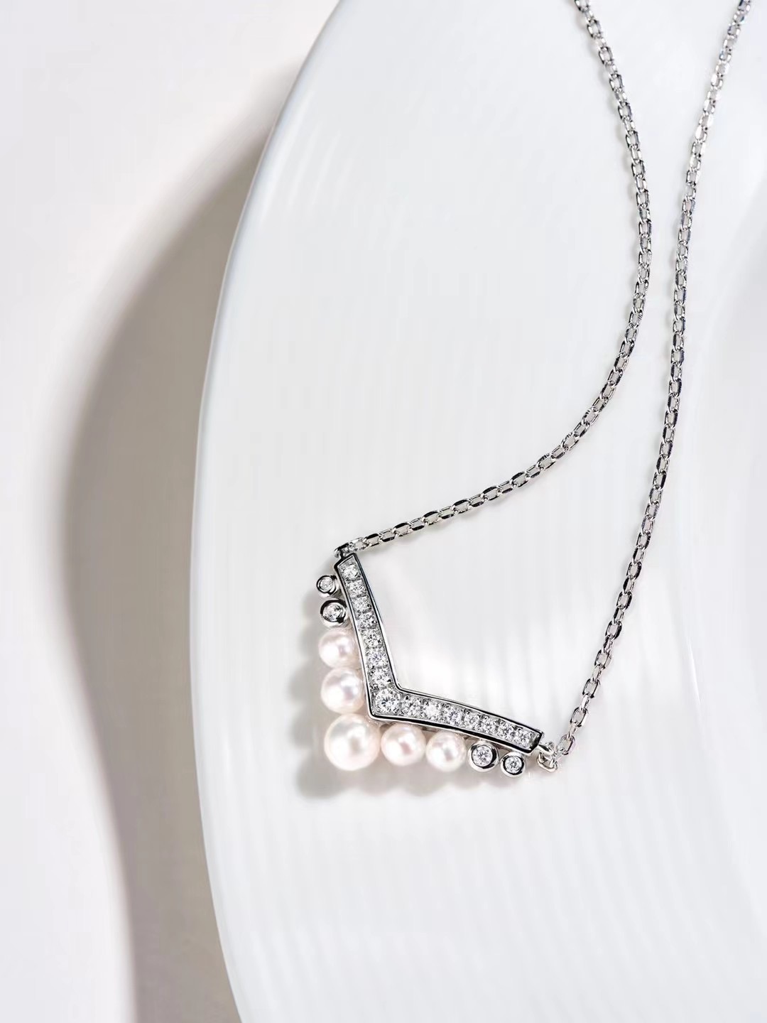 NO:768193,Shangmei's classic V-shaped pearl necklace is suitable for you. It is unique and customized with our love engraving. High-end customized micro-inlaid technology is willing to win the heart of one person and stay together forever. It is most suitable for lovers who pursue individuality to find your love witness. Electroplated thick gold necklace, fine jewelry, necklace19860909尚美 经典 V字 珍珠项链,与你相配,以我们的爱情镌刻定制独一无二,高端定制微镶工艺 愿得一人心,白首不相离.最适合追求个性化的爱侣寻找你的爱情见证.电镀厚金 项链,饰品精品,necklace,Jewelry