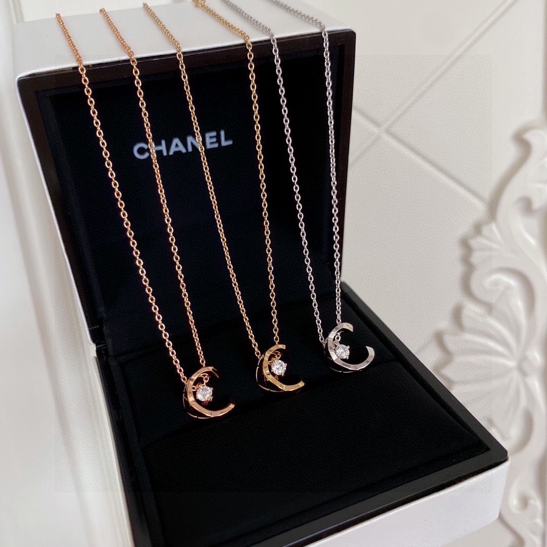 NO:768203,Xiaoxiangjia Coco Crush new model Shui Bing Yue rhombus single diamond necklace. The middle main stone diamond is a whole diamond. The chain wears the whole diamond. The C letter logo surrounds the diamond. The design is very novel and continues the design sense of the first generation Coco Crush necklace. Platinum, gold and rose gold three-color necklace, jewelry boutique, chanel, necklace, gold19860909小香家 Coco Crush新款 水冰月 菱格 单钻项链 中间主石钻石,是整颗钻石,链子穿着整颗,C字母的Logo包围着这颗钻石,设计很新颖,延续了第一代Coco Crush项链的设计感.白金 黄金 玫瑰金三色齐 项链,饰品精品,chanel,necklace,gold,Jewelry