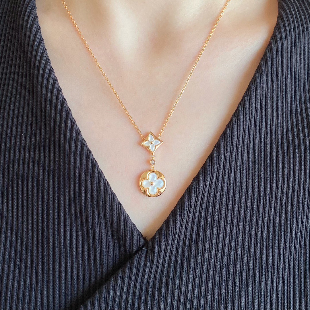 NO:768235,LV's high-end Seiko version of the two-flower necklace, the beautiful flowers bloom with bright rose gold light on the white mother-of-pearl. Polishing these exquisite curves and firelight on the diamonds requires months of meticulous work. This dazzling jewelry series will create the most charming individual style., jewelry boutique, louis vuitton, necklace19860909LV高级精工版二花项链,美丽的花朵在白色珍珠母上绽放璀璨的玫瑰金光.在钻石上打磨出这些精致的曲线与火光需要数月之久的精工细作.此种耀眼的珠宝系列将创造出最迷人的个性风格.,饰品精品,louis vuitton,necklace,Jewelry