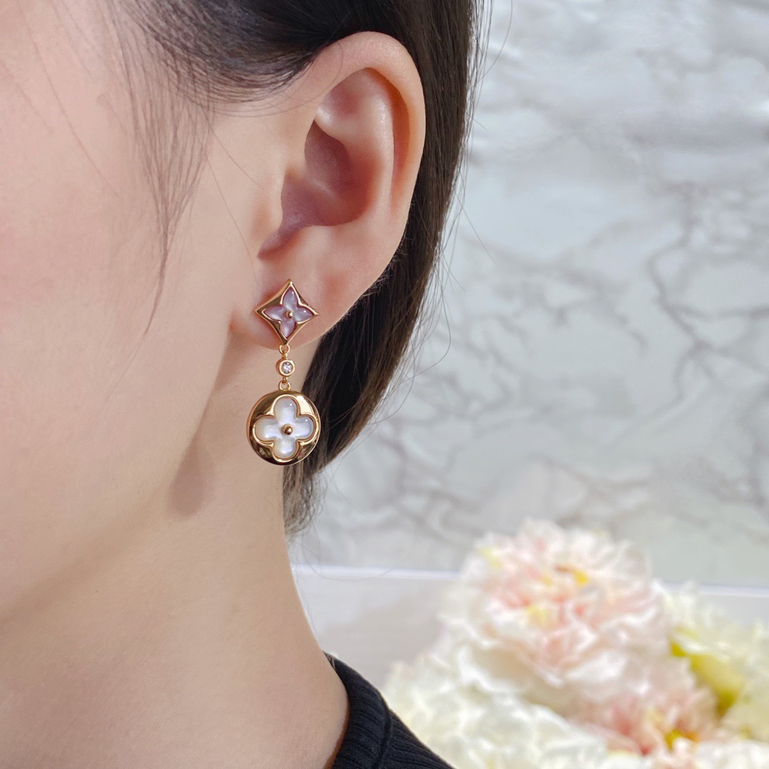 NO:768243,LV's high-end Seiko version of the two-flower stud earrings, the beautiful flowers bloom with bright rose gold light on the white mother-of-pearl. Polishing these exquisite curves and firelight on the diamonds requires months of meticulous work. This dazzling jewelry series will create the most charming individual style., jewelry boutique, louis vuitton19860909LV高级精工版二花耳钉,美丽的花朵在白色珍珠母上绽放璀璨的玫瑰金光.在钻石上打磨出这些精致的曲线与火光需要数月之久的精工细作.此种耀眼的珠宝系列将创造出最迷人的个性风格.,饰品精品,louis vuitton,Jewelry