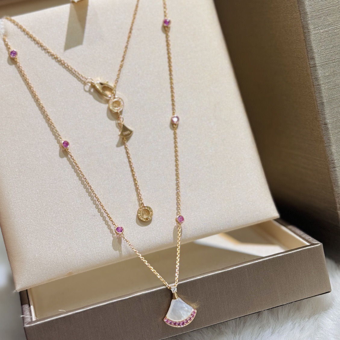 NO:768194,High-end customization BV's latest Chinese Valentine's Day limited edition white mother-of-pearl pink skirt necklace. The small fan necklace that Liu Yifei appeared in the Abu Dhabi advertisement has come back with a new design. It has just been launched. The necklace is cleverly inlaid with a turquoise and embellished with pavé diamonds, which fully reflects the inheritance of Roman culture. The inlay technology is 18k thick gold and upgraded to advanced electroplating thick gold electroplating. The texture and color retention are first-class!  This work is elegant and timeless, praising the beauty of nature. It symbolizes generosity, sincerity and emotion. It is also the birthstone of December and our traditional Chinese gemstone. High-grade champagne gold electroplated thick gold necklace, jewelry boutique, bottega veneta, skirts, necklace19860909高端定制 BV最新 七夕限量款 白贝母 粉裙子 项链 被问爆的刘亦菲在阿布扎比宣传广告中出现的小扇子项链 用全新的设计重新回来了,刚刚上市,项链巧妙镶嵌一颗绿松石,更点缀密镶钻石,对罗马文化的传承体现得淋漓尽致.镶嵌工艺18k厚金升级高级电镀厚金电镀,质感和保色都是一流！ 这款作品优雅隽永,礼赞自然之美.象征着慷慨真诚与情感,也是12月的生辰石,也是我们中国的传统宝石,高级 香槟金 电镀厚金 项链,饰品精品,bottega veneta,skirts,necklace,Jewelry