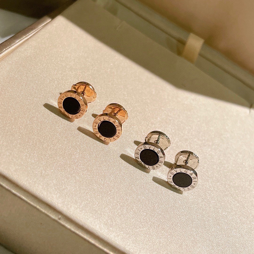 NO:768204,Couple model [purchasing level] Bulgari BV buttons and earrings have been shipped. Steel die stamping, very good shape, perfect circle. Deep lettering inlaid with natural black agate. Shell material. Very handsome earrings. Seiko. Look at the polished details of the soldering silver needle and the +15 lettering. Match with the original flying saucer earplugs. Boutique jewelry, bottega veneta, bvlgari19860909情侣款【代购级别】 宝格丽 BV纽扣 耳钉出货啦 钢模冲压起版,型非常赞,正圆 字印深邃镶嵌天然黑玛瑙 贝壳材质 非常帅气的一款耳钉 精工,看一下焊银针部位的抛光细节以及字印+15搭配原版飞碟耳塞,饰品精品,bottega veneta,bvlgari,Jewelry
