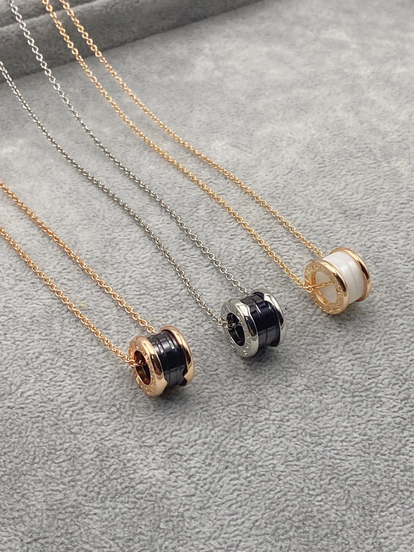 NO:768214,Black and white ceramic necklace Z.ERO1 series, classic Bulgari ceramic necklace with rose gold color, all made by CNC engraving machine, perfect craftsmanship, complete steel stamp details, superb craftsmanship., jewelry boutique, necklace19860909黑白陶瓷项链Z.ERO1系列,经典宝*丽陶瓷项链配玫瑰金色,全部CNC精雕机制作,工艺上完美级,钢印细节齐全,超赞工艺.,饰品精品,necklace,Jewelry
