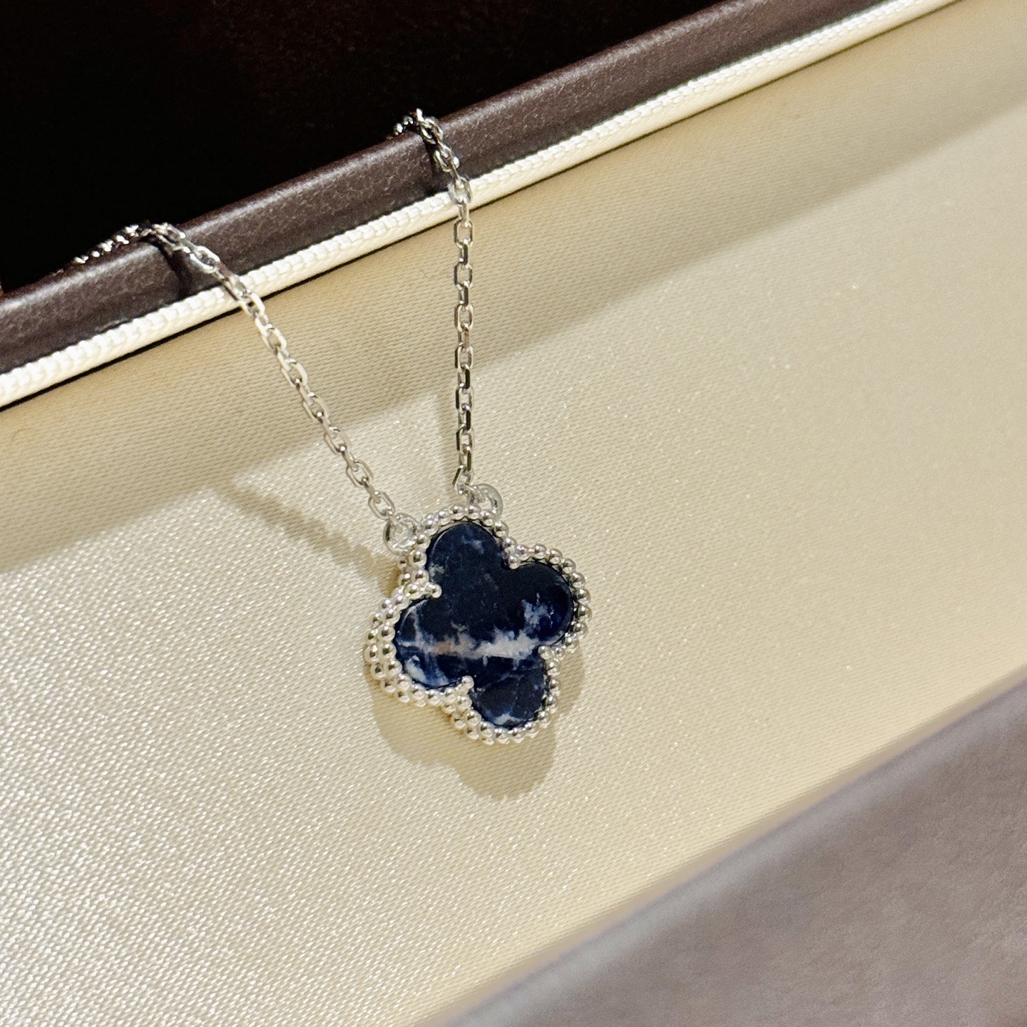 NO:768244,Vca limited edition Peter stone, four-leaf clover, single flower, necklace, natural Peter stone, each one is unique, imported material from Germany, electroplated with thick gold, ultra-precisely made, super invincible and beautiful, rhombus buckle, electroplated with thick gold, thick chain, necklace, jewelry boutique, necklace19860909Vca 限量版 彼得石 四叶草 单花 项链 天然彼得石 每一颗都是独一无二 德国进口材质电镀厚金 超精工打造 超级无敌美腻 菱形扣 电镀厚金 粗链条 项链,饰品精品,necklace,Jewelry