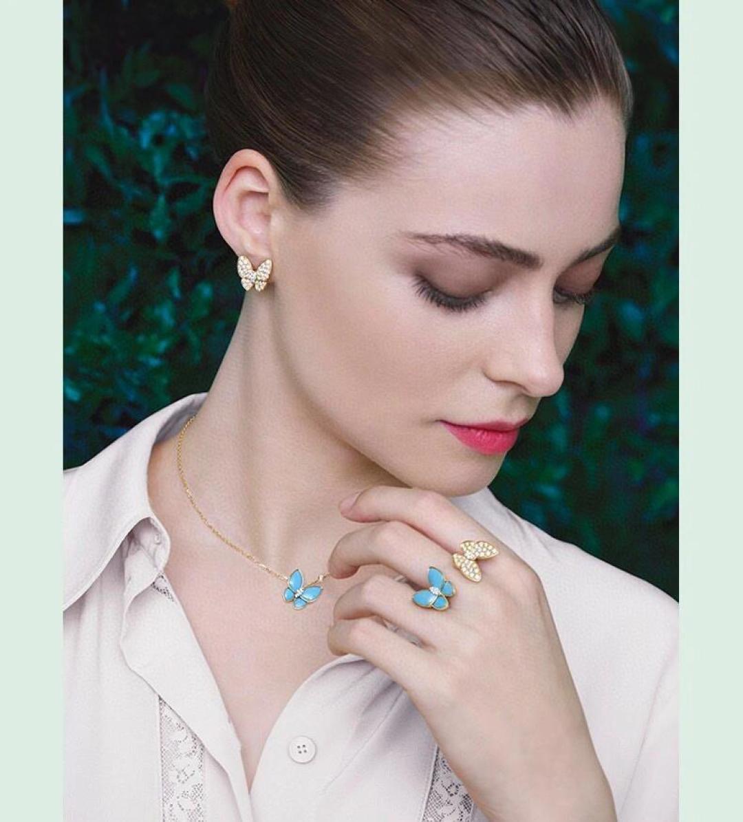 NO:768258,The Story of Butterflies |Butterflies come in pairs, expressing the spirit of spring|||Two butterflies accidentally meet among the flowers, fluttering their wings and chasing each other, enjoying each other's company, conveying the charm of the growth of all things, Two  Butterfly ring, inlaid with turquoise (synthetic turquoise, uniform color), combines color and asymmetrical design to reinterpret the beauty of butterflies when they are flying. In addition to creating a sense of asymmetry in the shape, the series also uses the visual combination of diamonds and colored gemstones to further develop the asymmetrical aesthetics belonging to Van Cleef & Arpels. The two butterflies presented are light, more natural and elegant., jewelry boutique, van cleef, ring19860909翩蝶物语 |蝶成双,蓄春意|||双蝶于花丛间巧然相逢 振翅追逐,惬意相伴,传递万物生长之韵, Two Butterfly戒指,镶嵌绿松石（合成绿松石,颜色均匀无暇）作品结合色彩与不对称设计,重新诠释了蝴蝶翩飞时的美态.除了在造型上制造不对称的感觉以外,系列还利用钻石和彩色宝石的视觉搭配,进一步发挥出属于梵克雅宝的不对称美学.而呈现出来的两只蝴蝶体态轻盈,更为自然和优雅.,饰品精品,van cleef,ring,Jewelry
