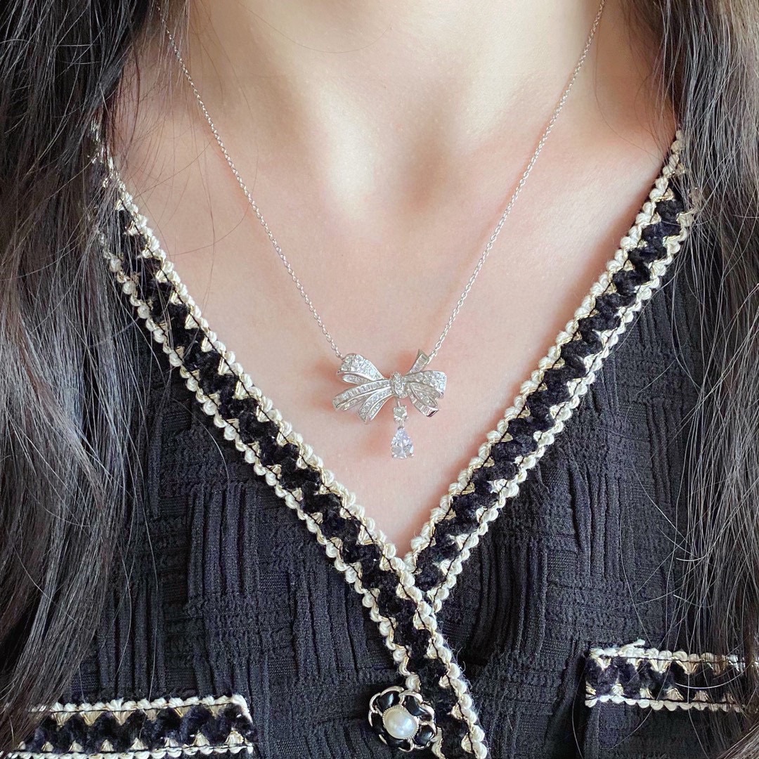 NO:768331,Graff Butterfly Water Drop Necklace, a high-end jewelry work. The flexible bow wraps around the fingers, shines at the nape of the neck, or draws a perfect arc around the ears. It interprets the modern high-end jewelry style with a bold style. Boutique jewelry, graff, necklace19860909格拉夫蝴蝶水滴项链 ,高级珠宝作品 线条灵动的蝴蝶结或环绕指间、或在颈窝处闪耀、亦或在耳畔划出完美弧度,以大胆的风格演绎现代高级珠宝风格,饰品精品,graff,necklace,Jewelry