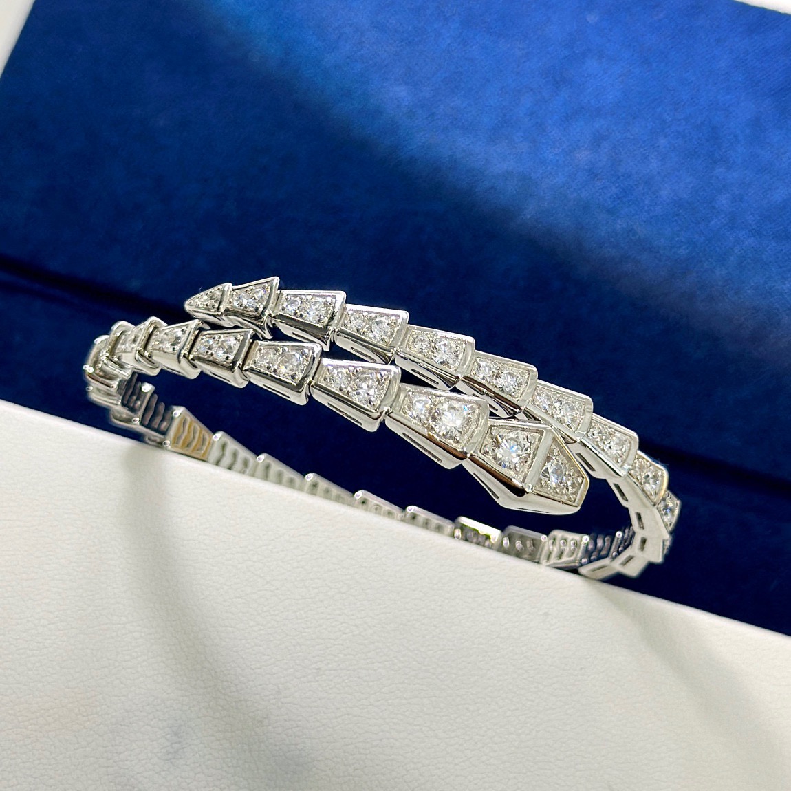 NO:768272,Brand new version, new product, loved by all stars, full diamond snake bracelet, luxury snake upgraded version, new hot new imported craft, full high carbon diamond, perfect hollow inner ring, imported material, real gold electroplating, lifelike shape, platinum, electroplated thick gold bracelet, exquisite jewelry, bracelet19860909全新版本 新品众明星爱戴 满钻 蛇手镯 奢侈品蛇升级版新款火爆上新进口工艺满身高碳钻,内圈完美镂空、进口材质真金电镀、形态栩栩如生 铂金 电镀厚金 手镯,饰品精品,bracelet,Jewelry