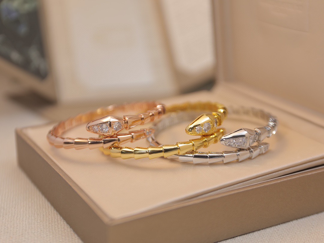 NO:768280,BVLGARI snake bracelet. It captures the charm, temptation and charming sensuality of the Serpenti bracelet with an intoxicating and exquisite design to pay tribute to its spiritual animal. The scales of this bracelet are pavé diamonds, and the pear-shaped brilliant-cut diamonds show the ultimate light, showing the unique spreading curve of the snake, spreading and lingering on the hand, charming and moving. Serpenti high-end jewelry bracelet 18k white gold, rose gold gold engraved with logo!  ,Boutique jewelry,bottega veneta,bvlgari,bvlgari,bracelet,gold19860909BVLGARI宝格丽蛇手镯.以令人沉醉的绝妙设计捕捉Serpenti手镯的魅力、诱惑和迷人的性感,以此向其灵兽致敬.此款手镯鳞片密镶钻石,梨形明亮式切割钻石尽显极致光芒,呈现灵蛇独有的蔓延弯曲,在手部蔓延萦绕,魅惑动人. Serpenti高级珠宝手镯18k白金色,玫瑰金色 黄金刻有logo！,饰品精品,bottega veneta,bvlgari,bvlgari,bracelet,gold,Jewelry