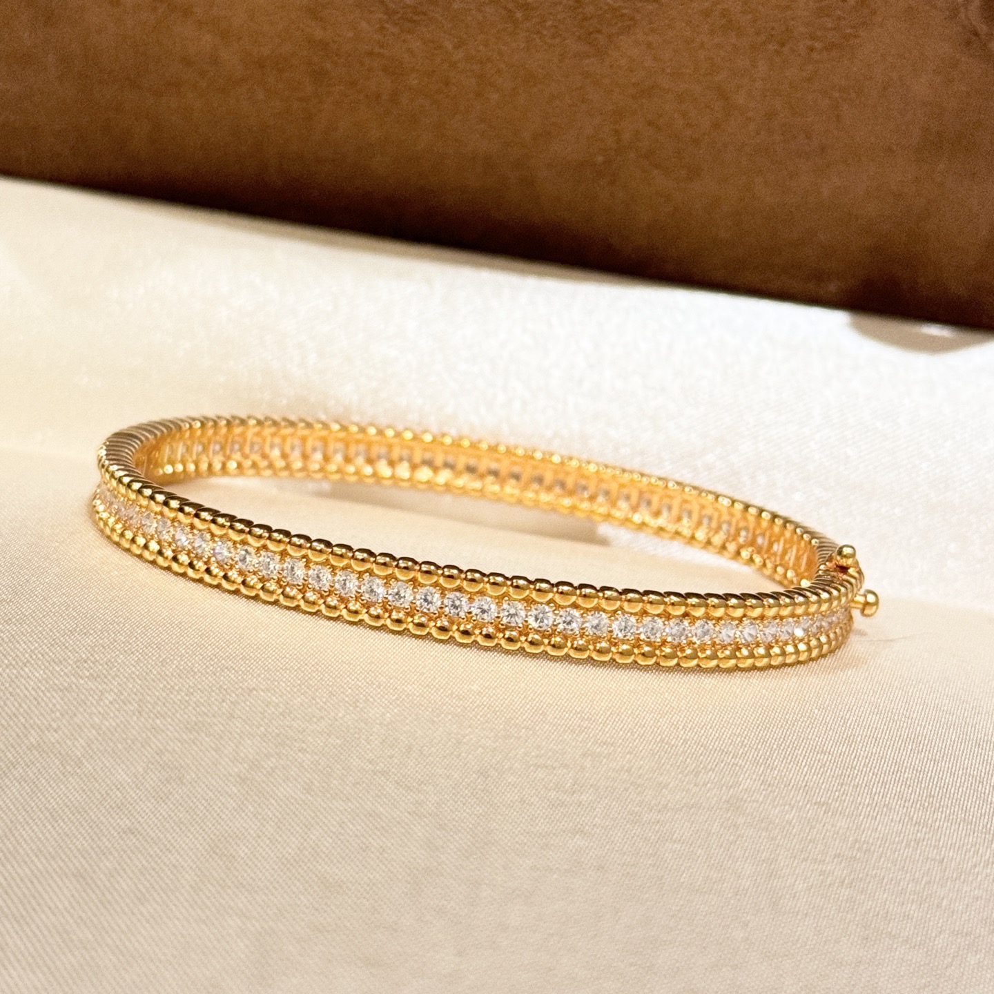 NO:768303,Fanjia bead-edge full-diamond narrow version bracelet, a super surprising one, so beautiful that it is simply breathtaking. Selected materials imported from Germany are electroplated with thick gold. It does not fade and is not allergic. A must-have item for everyone. Platinum, rose gold, electroplated with thick gold, upgraded buckle, thickened bracelet, fine jewelry, bracelet19860909梵家 珠边满钻窄版手镯 超惊喜的一款 美到窒息简直 精选德国进口材质电镀厚金 不褪色不过敏 人手必备单品 铂金 玫瑰金 电镀厚金 扣子升级 加厚 手镯,饰品精品,bracelet,Jewelry
