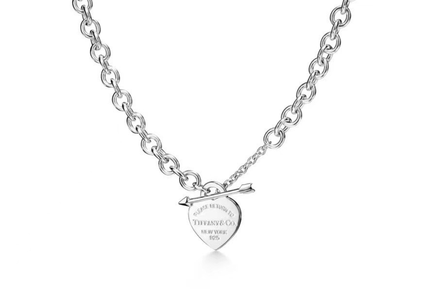 NO:768330,Tiffany - Cupid's Arrow pin buckle necklace Return to Tiffany series design inspiration comes from a keychain launched in 1969, famous for its iconic heart-shaped pendant. This sterling silver necklace uses an arrow-shaped pin buckle design, suitable for matching the iconic heart-shaped pendant. Wear it alone or stack it with necklaces of different lengths to create a unique look., jewelry boutique, tiffany,necklace,keychain,pure silver19860909蒂芙尼—丘比特之箭针扣项链 Return to Tiffany 系列的设计灵感源自 1969 年推出的一款钥匙扣,以其标志性的心形吊饰而闻名.这款纯银项链采用箭型针扣设计,适合搭配标志性心形吊饰.单独佩戴或与不同长度的项链叠搭,打造个性出众的造型.,饰品精品,tiffany,necklace,keychain,pure silver,Jewelry