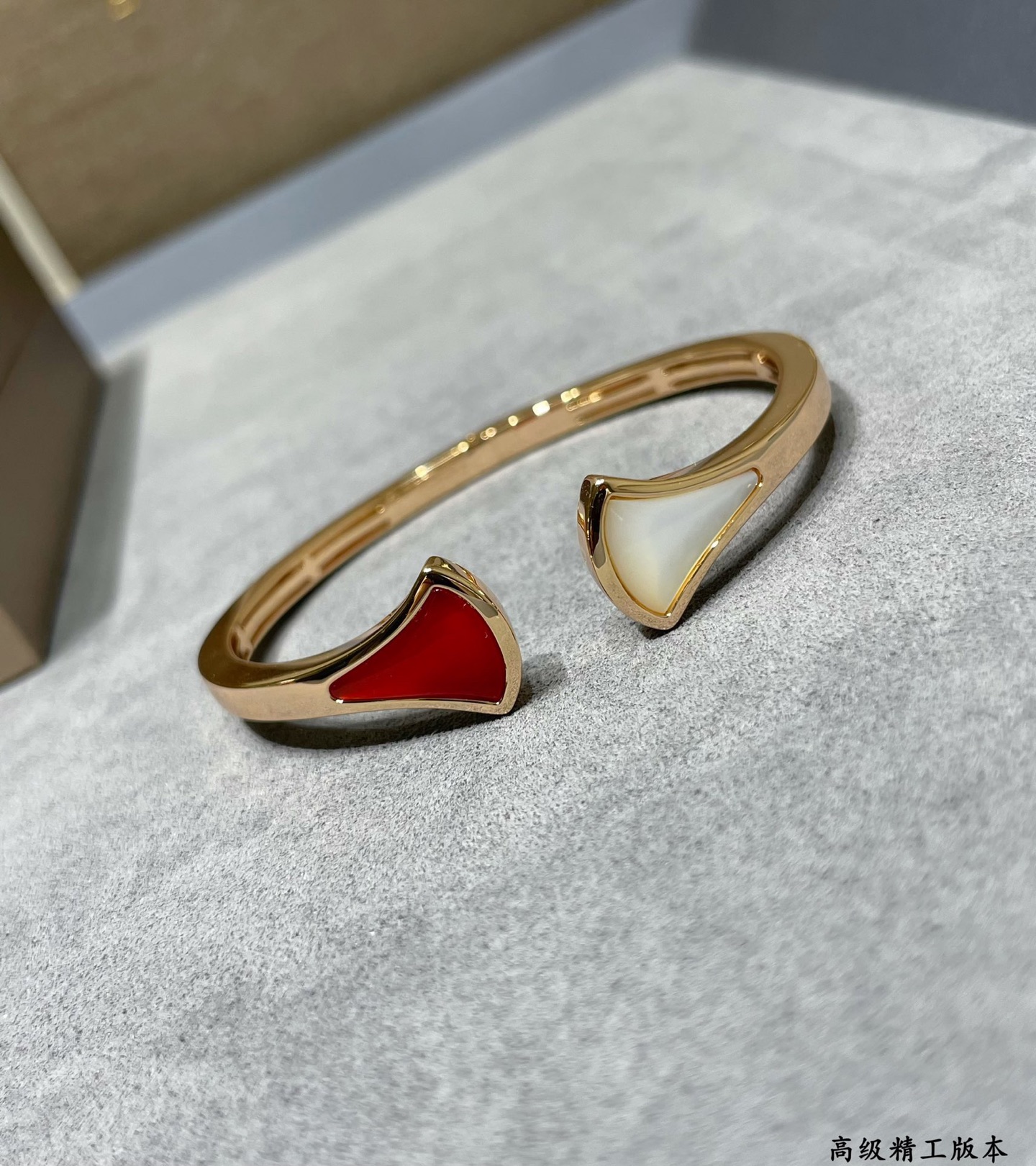 NO:768335,(Red and white) Bvlgari high-end fan-shaped skirt bracelet, full of feminine charm, praising the ultimate elegance of Italian style, high-end customization, micro-inlaid technology, original order synchronization, very good texture, please cherish the good products., jewelry boutique, bvlgari, skirts, bracelets19860909（红白）宝格丽高级扇形裙子手镯,十足的女性魅力 礼赞意大利式的极致优雅 高端定制 微镶工艺 原单同步,实物非常的质感,好货请珍惜.,饰品精品,bvlgari,skirts,bracelet,Jewelry