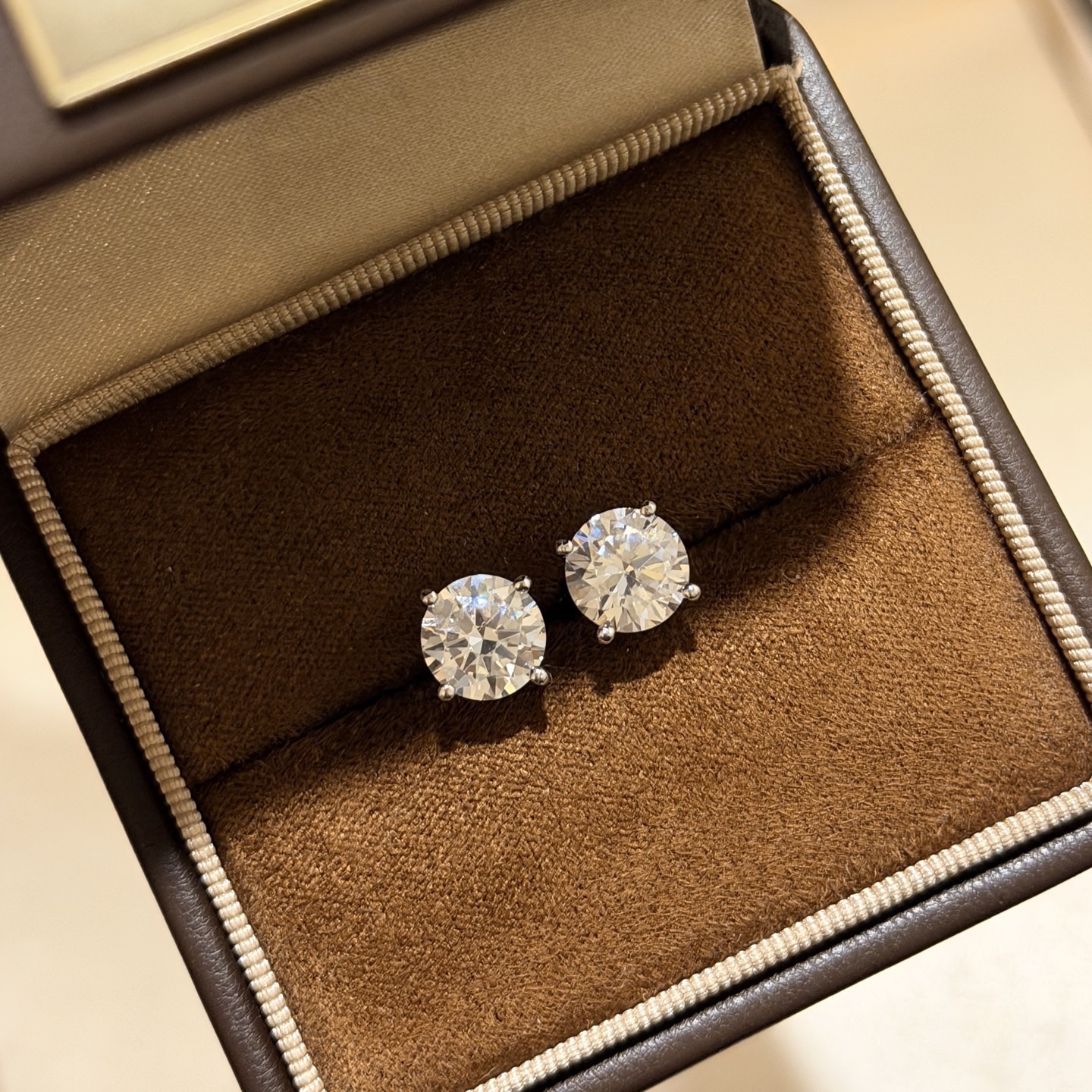 NO:768306,True four-prong two-carat 8mm diamond stud earrings, the same style as Zhao Lusi, original top-level inlay. The four-prong inlay structure is used to set the setting lower, so as to be close to the skin. The ring wall is polished into a three-dimensional slope shape. It is super realistic and the effect is better than real diamonds. G white diamond, electroplated thick gold, earrings, fine jewelry.19860909True 四爪 两克拉 8mm 钻石耳钉 赵露思同款 原单顶级镶嵌 采用四爪镶嵌结构镶座的位置更低,从而贴近肌肤,戒壁打磨为立体的坡面造型.超级逼真 效果超过真钻 G白钻 电镀厚金 耳钉,饰品精品,Jewelry