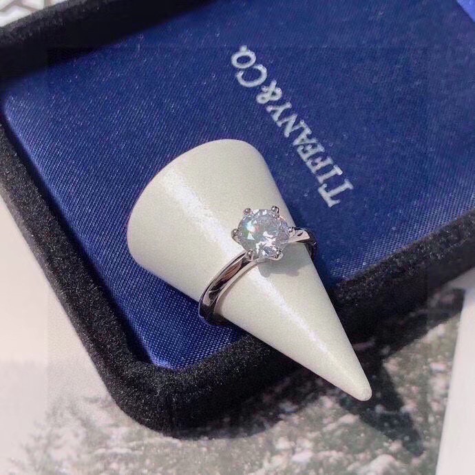 NO:768313,Newly upgraded purchasing agent level, Tiffany & Co, classic six-prong, one-carat diamond ring, suitable size for fried chicken, CNC process technology, artificial real diamond, you have the final say whether it gleams or not, the naked eye can never tell the difference between true and false. The praise rate is also very good, many customers are really afraid of leaving it at home. Normally, this belt is not afraid of losing it. No one dares to tell lies when taking it out!  678 code number, fine jewelry, tiffany, ring19860909全新升级 代购级别 Tiffany & Co 蒂芙尼 经典六爪 一克拉 钻戒 戒指 大小炒鸡合适 cnc工艺技术 人工真钻 闪不闪你们说了算,肉眼绝对分不出真假 好评率也是杠杠的,很多顾客都是真的怕丢放家里.平常这个带带也不怕丢.带出去没人敢说假！ 678码数,饰品精品,tiffany,ring,Jewelry