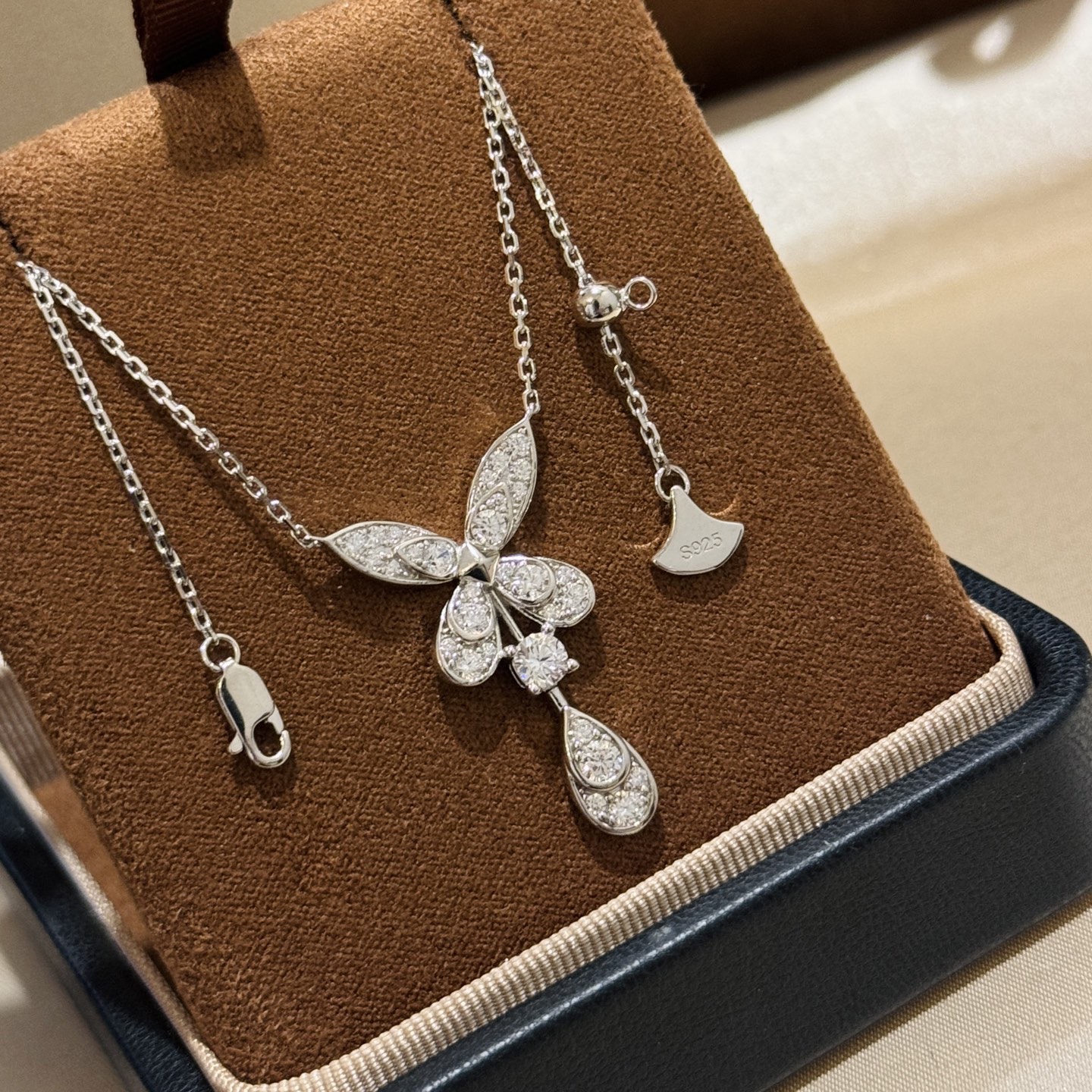 NO:768332,Graff's new Butterfly, horse's eye, water drop necklace, high-end custom inlay, a classic model for daily wear. Basically, I have never seen one that doesn't look good. It is especially suitable for daily gatherings, dates, and meals. It has a feminine and high-end feel. The paved cobalt stone used by Graff F must be a very white grade of Fine White, which is always eye-catching. The price/performance ratio is very high, and the workmanship is very meticulous♀ Platinum, electroplated thick gold, simulated diamonds Necklace, jewelry boutique, graff, necklace19860909格拉夫 新款 Butterfly 幻影蝴蝶 马眼 水滴 项链 高端定制镶嵌 日常戴的经典款 基本上没看过戴得不好看的,特别适合平常聚会,约会,食饭戴,既有女人味又有高级品位的感觉, Graff F所F采用的铺镶鈷石一定是 Fine White非常白的等级,总是令人眼前一亮.性价比都很高,做工非常的细致♀ 铂金 电镀厚金 仿真钻 项链,饰品精品,graff,necklace,Jewelry
