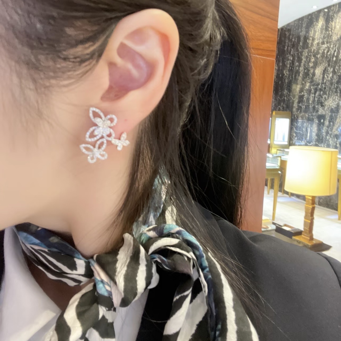 Ralph Lauren 格拉夫 三蝴蝶 耳钉 三只蝴蝶 停留在耳边 蝴蝶很生动～尺寸刚好 高级美钻 很有层次感