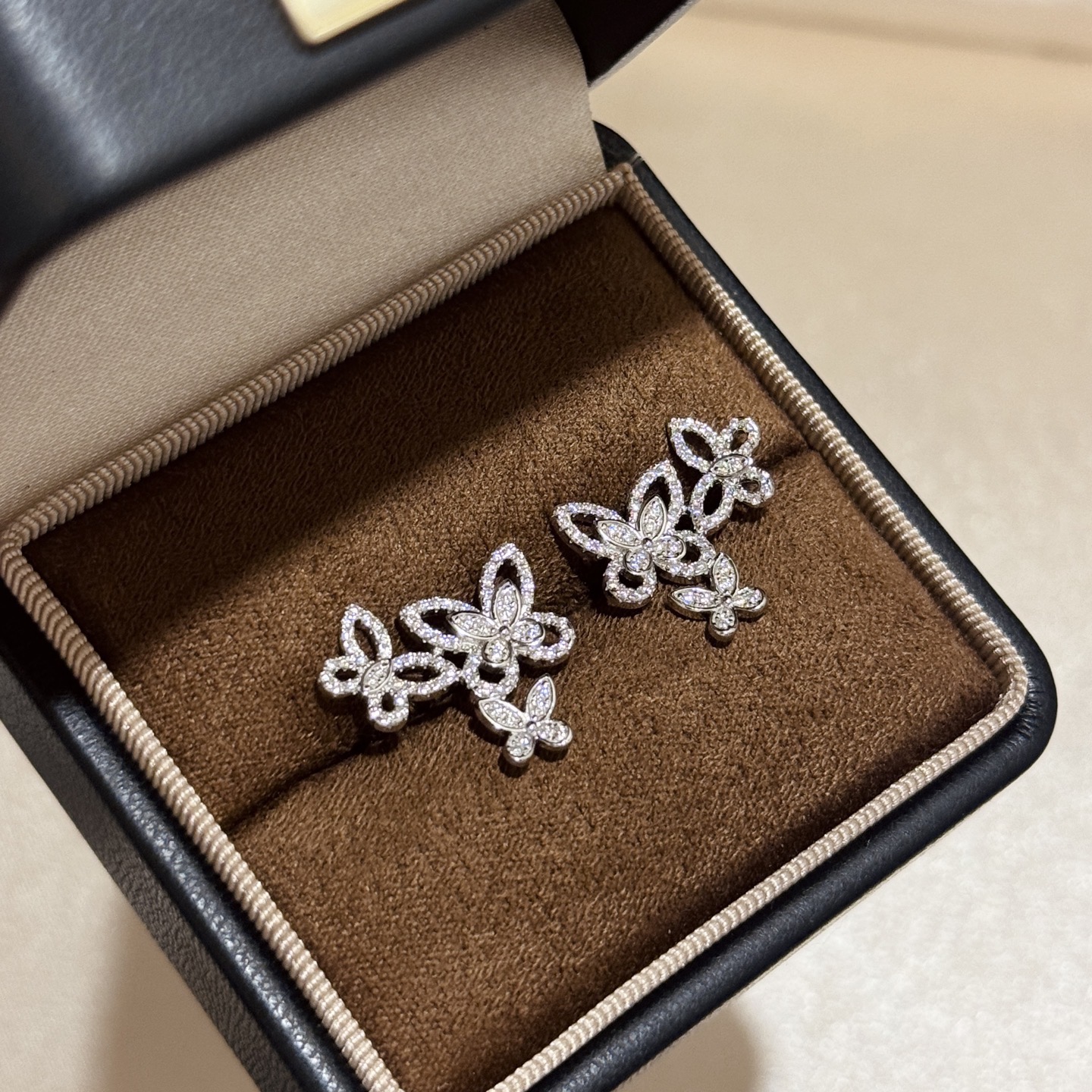 NO:768337,The popular Graff Three Butterflies Diamond Earrings Three butterflies stay in the ears. The butterflies are very vivid ~ the size is just right, the high-end diamonds are very layered, and the wearing effect is very beautiful. If you have various butterfly styles at home, hurry up and get it [Kiss][Kiss] Gold-plated material, high-quality and exquisite design, white gold, electroplated thick gold, earrings, fine jewelry, graff, gold plating19860909爆款 格拉夫 三蝴蝶 钻石 耳钉 三只蝴蝶 停留在耳边 蝴蝶很生动～尺寸刚好,高级美钻 很有层次感,佩戴效果很漂亮.家里有各种蝴蝶款的赶紧get [亲亲][亲亲] 镀金材质,高品质精湛设计 白金色 电镀厚金 耳钉,饰品精品,graff,gold plating,Jewelry