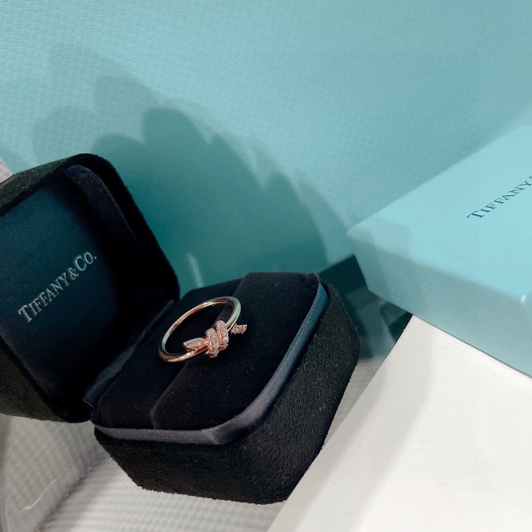 NO:768352,Tiff's new edge series half-diamond knotted ring. High-end customized material inlaid with high-carbon diamonds. The fashionable and unique knotted rope symbolizes the unique connection between the two. Eternal. Rose gold. 678-yard ring, fine jewelry, ring.19860909Tiff 新款 缘系列 半钻 打结 戒指 高端定制材质镶嵌高碳钻 以时尚别致缠绕绳结象征两人之前的特有连结 永恒不变 玫瑰金 678码戒指,饰品精品,ring,Jewelry