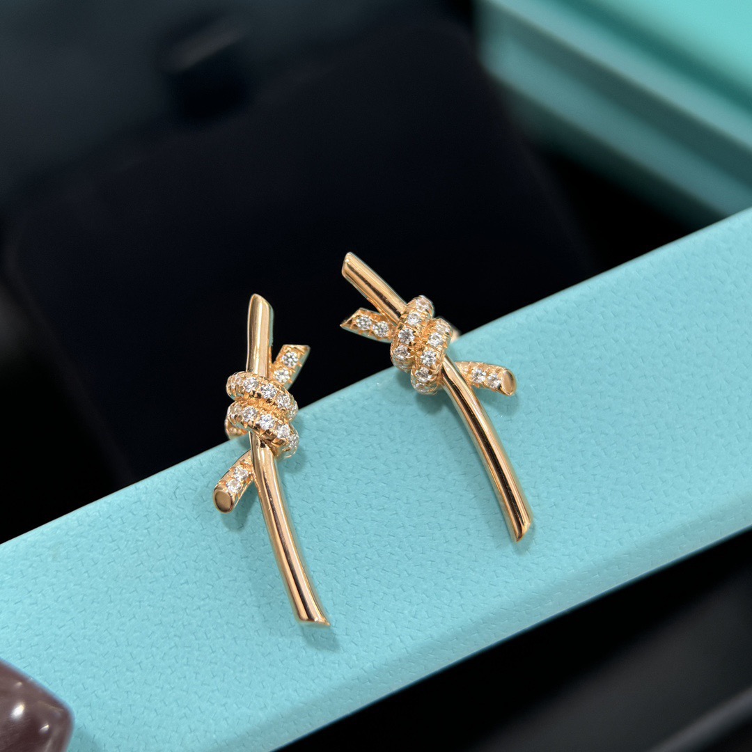 NO:768358,T Home's new edge series half-diamond knotted earrings. High-end custom-made inlaid with high-carbon diamonds. The fashionable and unique twisted rope knot symbolizes the unique connection between the two. Eternal rose gold earrings, jewelry boutique, earrings19860909T家 新款 缘系列 半钻 打结 耳环 高端定制镶嵌高碳钻 以时尚别致缠绕绳结象征两人之前的特有连结 永恒不变 玫瑰金 耳钉,饰品精品,earrings,Jewelry