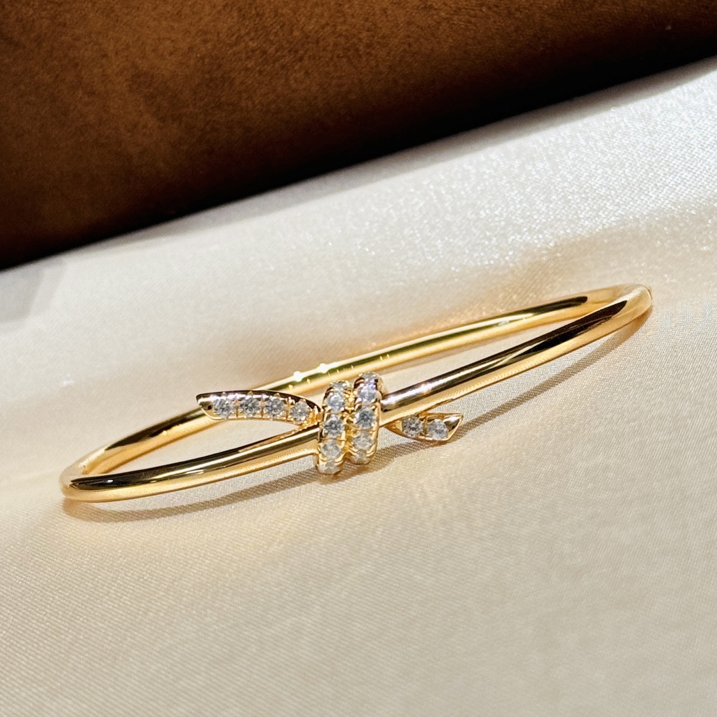NO:768365,T Home's new edge series half-diamond knotted bracelet. High-end customized material inlaid with high-carbon diamonds. Fashionable and unique twisted knots symbolize the unique connection between the two. Eternal. Rose gold. Thick gold electroplating. Bracelet, jewelry boutique, bracelet.19860909T家 新款 缘系列 半钻 打结 手镯 高端定制材质镶嵌高碳钻 以时尚别致缠绕绳结象征两人之前的特有连结 永恒不变 玫瑰金 电镀厚金 手镯,饰品精品,bracelet,Jewelry