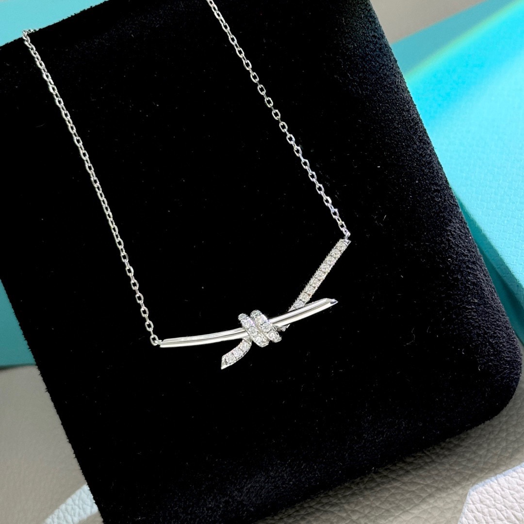 NO:768372,The popular T family knot series is a large knotted necklace with diamonds. It is the most popular model on the Internet. It is made with high quality and heavy industry. Inlaid with 18k thick gold plating process. The rope is soft, but the knot is extremely strong and tough. The overall shape is sculptural. The winding metal has sharp edges and corners, and the curvature is elegant and drooping. The inlaid diamonds sparkle flexibly under the exquisite lines!  An elegant yet powerful suit, highly recognizable and fashionable!  Very versatile!  !  A must-try!  !  Platinum reversible necklace, jewelry boutique, necklace19860909爆火的 T家 knot系列 大号 带钻 打结项链 全网刷屏的款 高品质重工打造 镶嵌 18k厚金电镀工艺 绳子本柔软,绳结却格外结实坚韧,整体造型有雕塑感,缠绕的金属棱角分明,弧度优雅垂坠,镶嵌的碎钻在精妙的线条勾勒下,灵动地熠熠生辉！优雅而又有力量的套装,辨识度高,时尚洋气！非常百搭！！必入哦！！白金 双面可佩戴 项链,饰品精品,necklace,Jewelry
