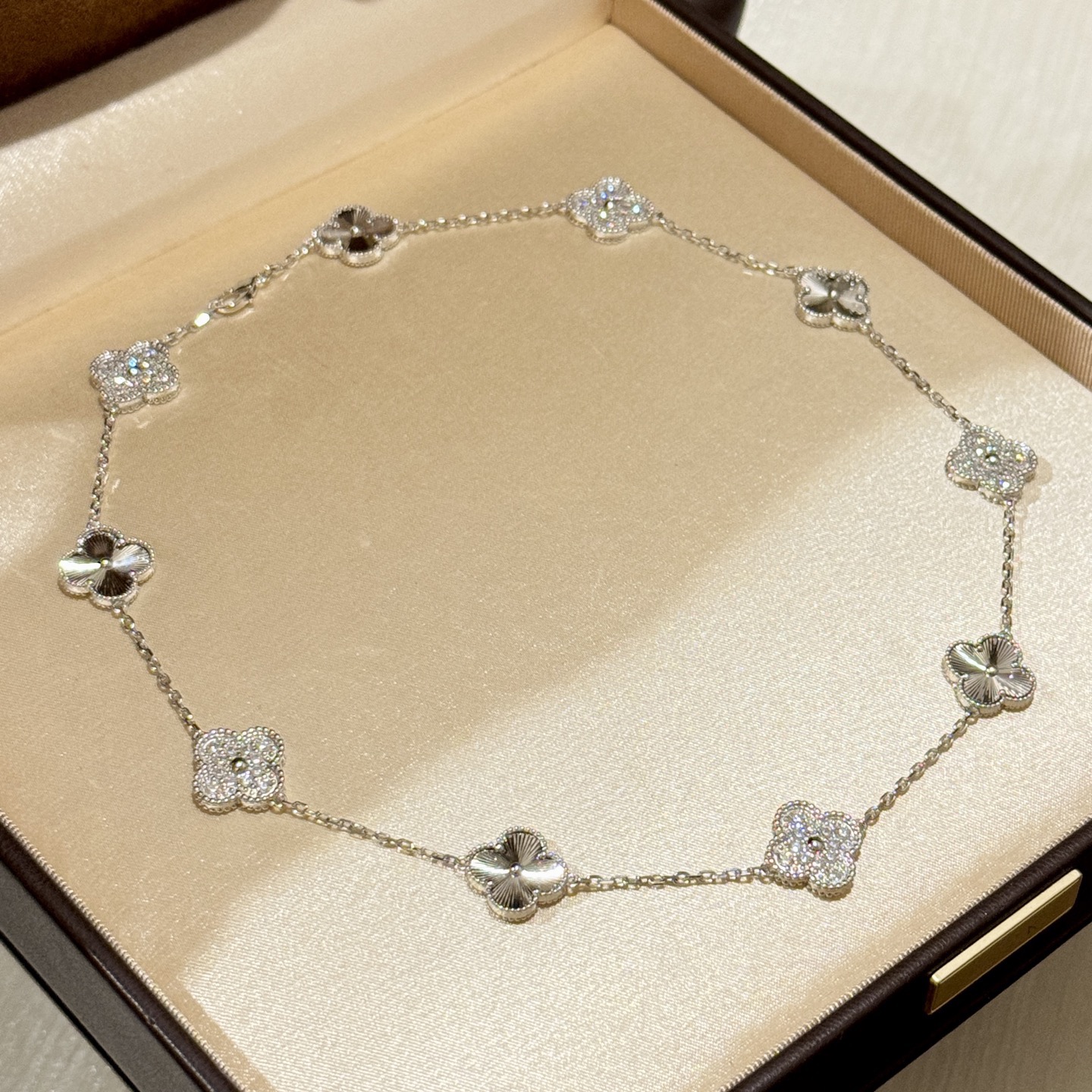 NO:768387,Fanjia's new style laser four-leaf clover with diamonds at intervals, ten-flower necklace, high-end customization, Royal Jewelry Family, luxury necklace, CNC diamond buckle, high-end customization, imported thick gold plating, platinum gold necklace, fine jewelry, necklace19860909梵家 新款 镭射四叶草 间隔满钻 十花 项链 高端制定 皇家珠宝世家 奢侈项链 CNC菱形扣 高端定制进口电镀厚金 铂金色 项链,饰品精品,necklace,Jewelry