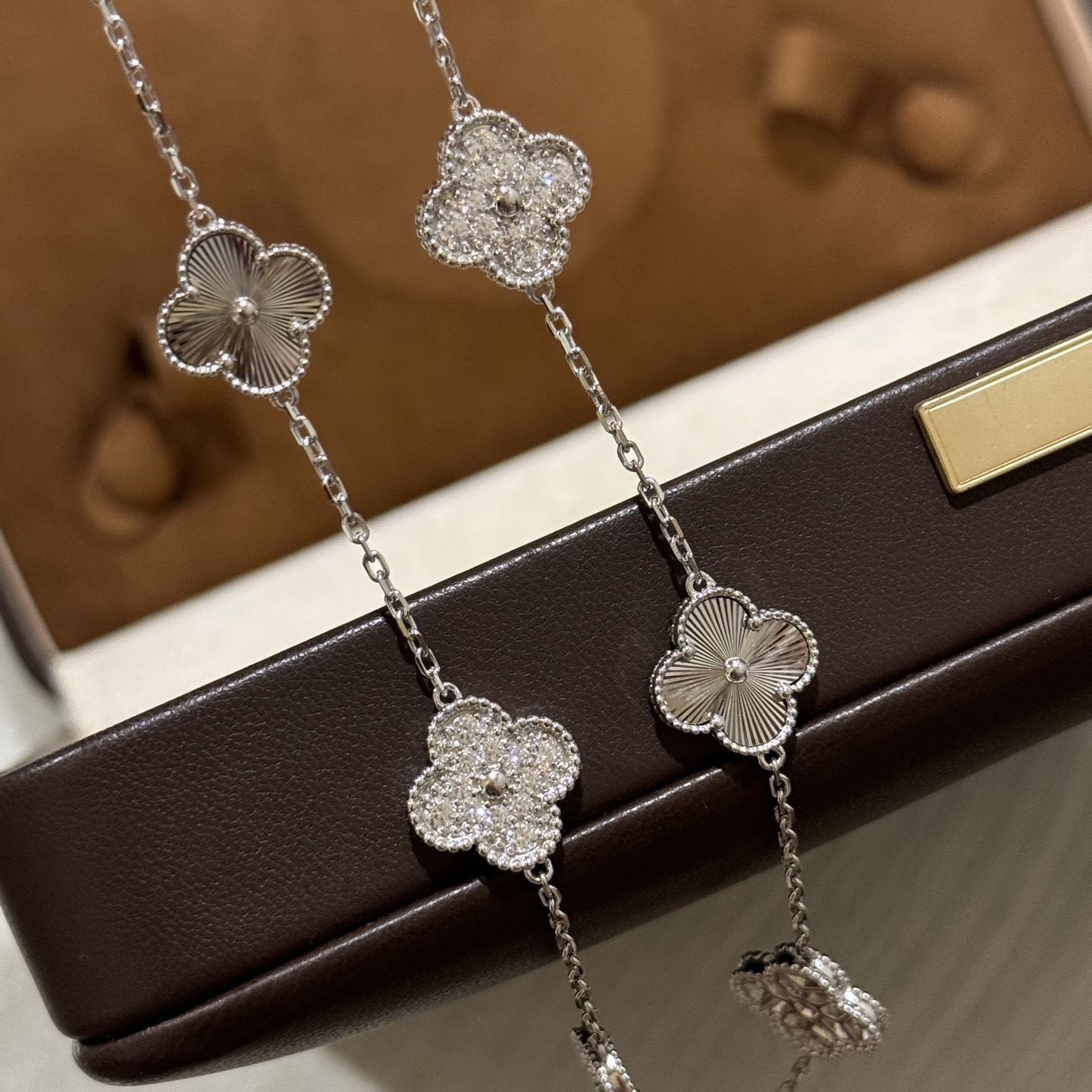 Hermès 梵家 新款 镭射四叶草 间隔满钻