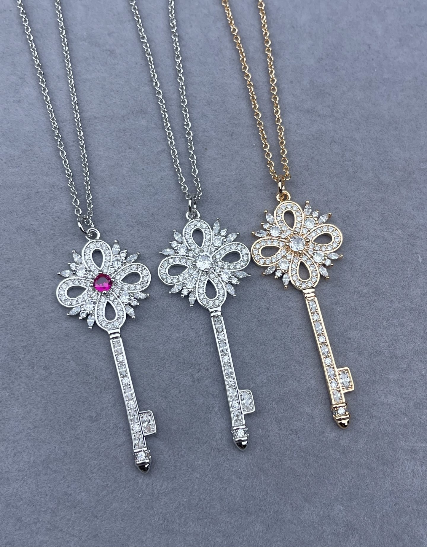 NO:768418,New Victoria Snowflake Large Key Advanced Customization Selected High Carbon Diamonds Electroplated Platinum Thick Gold Super Versatile Classics Electroplated Thick Gold Platinum Necklace, Boutique Jewelry, Necklace19860909新款 维多利亚 雪花 大号钥匙 高级定制 精选高碳钻 电镀铂金 厚金 超百搭的经典著作 电镀厚金 铂金色 项链,饰品精品,necklace,Jewelry