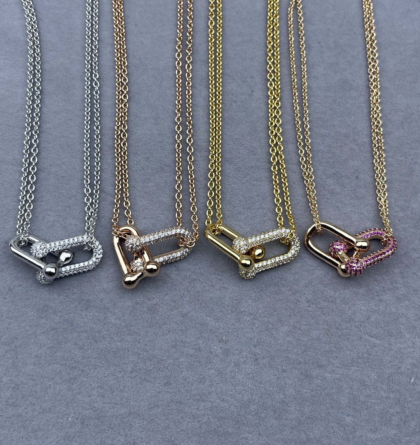 NO:768431,Tiffany Tiffany double-band diamond horseshoe buckle necklace, it can be salty or sweet, and has a strong luster. It is the kind of simple necklace that can add points!  Versatile for daily commuting, you won’t be picky! The connection at each link is designed to be smart, thick chains are intertwined and wrapped around each other, and the design of the double-ring horseshoe buckle link will not cause the embarrassment of easily clashing styles. Boutique jewelry, tiffany, necklace19860909Tiffany蒂芙尼双环带钻马蹄扣项链,可盐可甜,光泽感强,是那种简单又能加分的项链没错了！日常通勤百搭,不挑人!每一个链环处的衔接设计得都很灵巧,粗链条交错环绕在一起,双环马蹄扣链环的设计不会有轻易撞款的尴尬.,饰品精品,tiffany,necklace,Jewelry