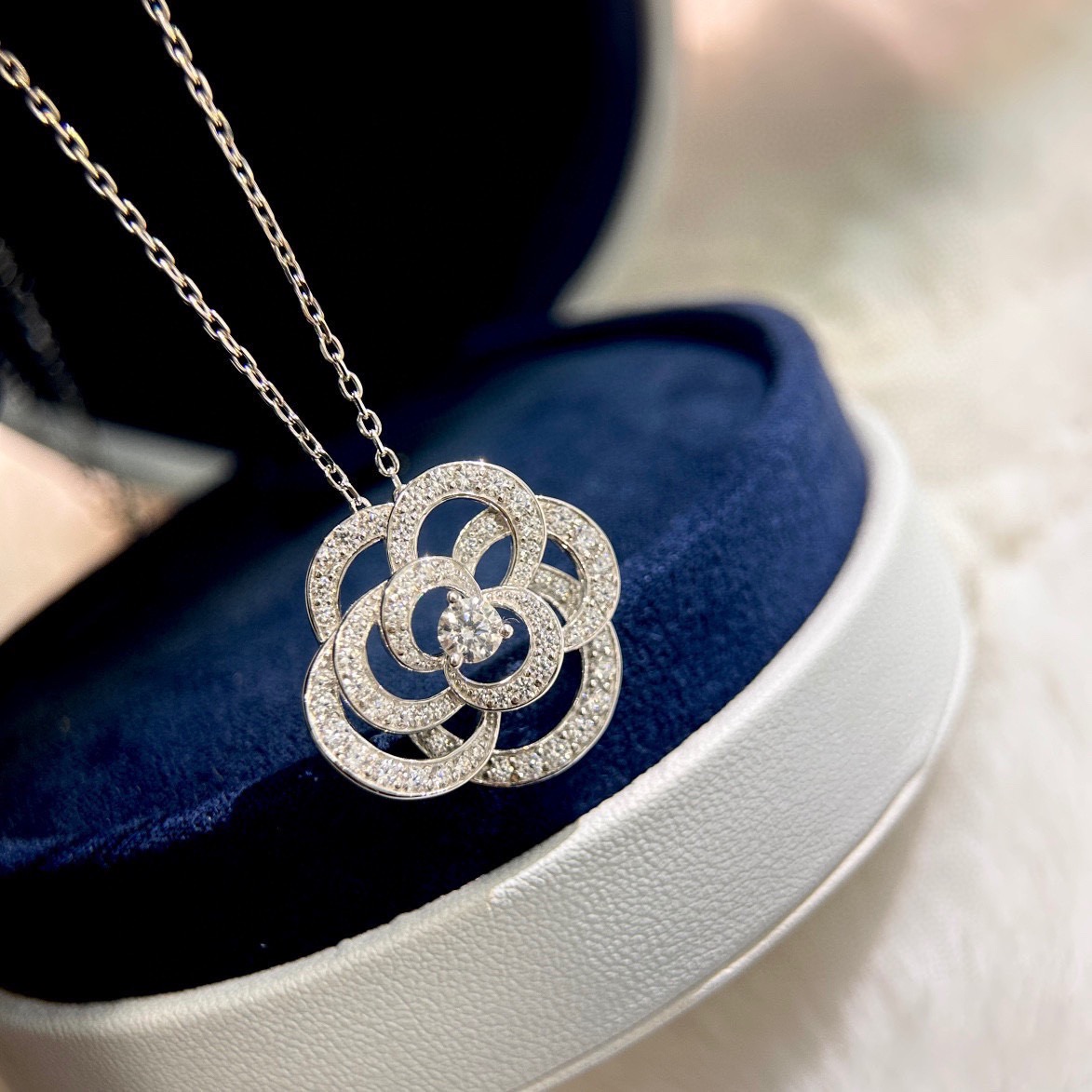NO:817814,Xiaoxiang CAMELIA Series Hollow Large Camellia Necklace High-end Inlaid Necklace Highly Recognizable Iconic Classic Pattern Great Real Texture Excellent Temperament The Three-dimensional Petal Shape is Very Exquisite The Petal Curved Contour Lines Are Smooth and Graceful The petals are spaced at random intervals. Layers surround a shining crystal diamond in the center. Very smart. Thick gold electroplating. Necklace, exquisite jewelry, necklace19860909小香CAMELIA系列 镂空 大号 山茶花 项链 高端镶嵌 项链 辨识度极高的标志性经典图案 实物质感超赞 气质搭配 立体花瓣造型非常精致 花瓣弧形轮廓线条流畅优美 花瓣与花瓣间隔错落 层层围绕中央一颗闪亮晶钻 十分灵动 电镀厚金 项链,饰品精品,necklace,Jewelry