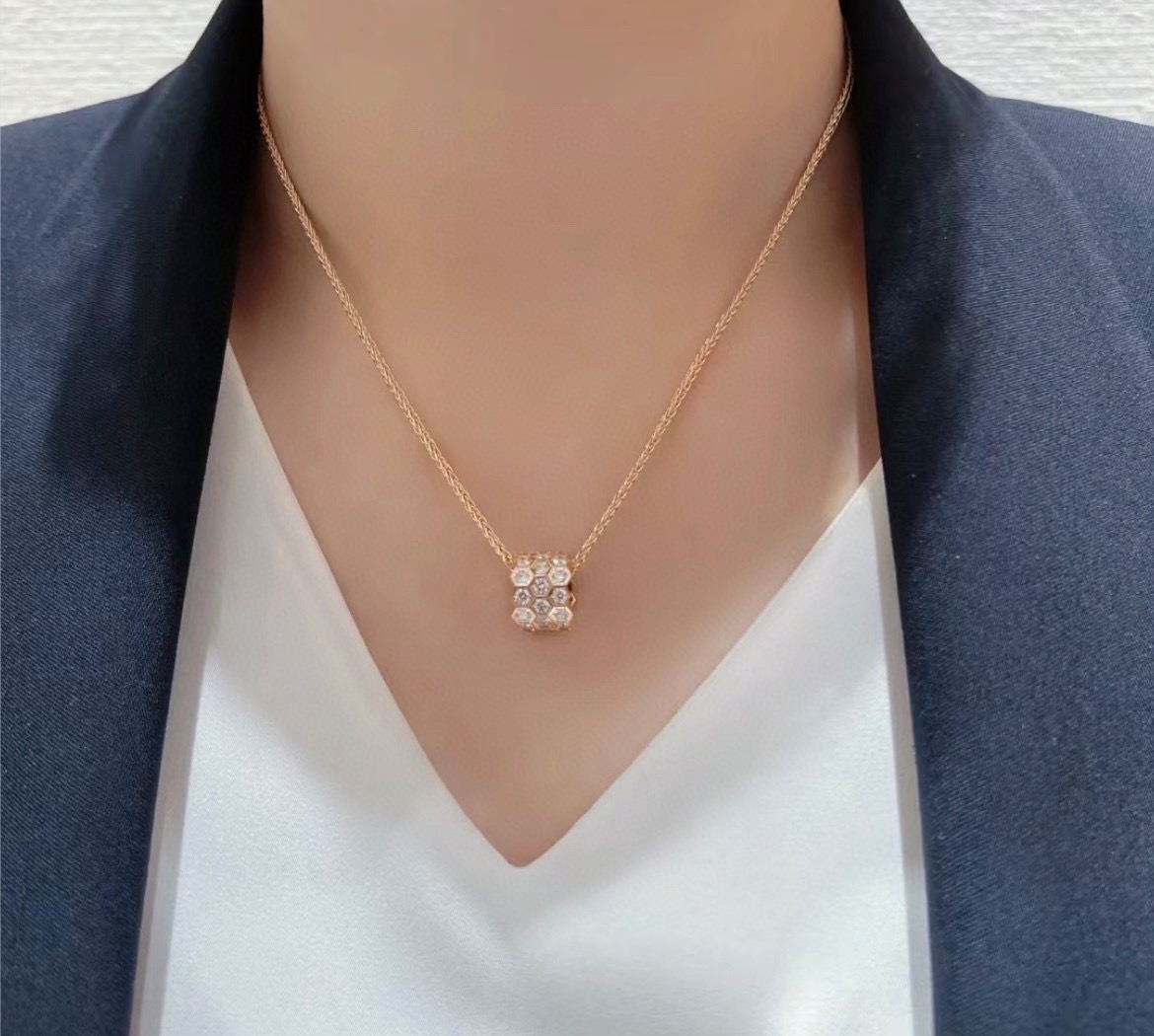 NO:817821,Shangmei's large diamond-filled round honeycomb necklace, high-end customization, using the honeycomb Bee My Love, to engrave the love of the honeycomb in the heart, carry the love with you, and build a love nest together. Super sparkling, high-quality jewelry, necklace19860909尚美大号满钻圆形蜂窝项链, 高端定制 沿用蜂窝Bee My Love 将蜂巢的爱情复刻于心间, 把爱带在身上,共筑爱巢 超级闪耀,饰品精品,necklace,Jewelry